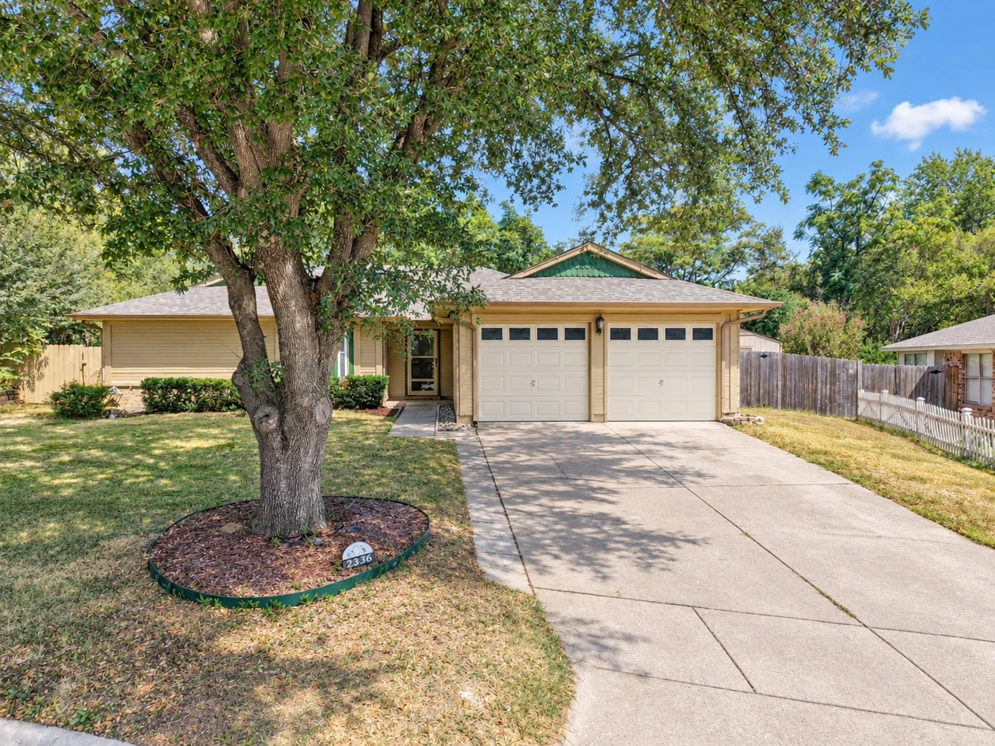 Single Family Residence For Sale in Dallas County , 2336 Carlisle Court, Grand Prairie, Texas 75052, 3 Bedroom, 2 Bathroom, 2 Garage spaces, 1,802 Sqft, built in 1985, mls#21387330, Real Estate Agent in Grand Prairie, Homes For Sale in Dallas county, Homes For Sale in Grand Prairie, Realtor in Grand Prairie Texas, Real Estate Brokerage Independent Realty Texas, Luminita Cordes Realtor