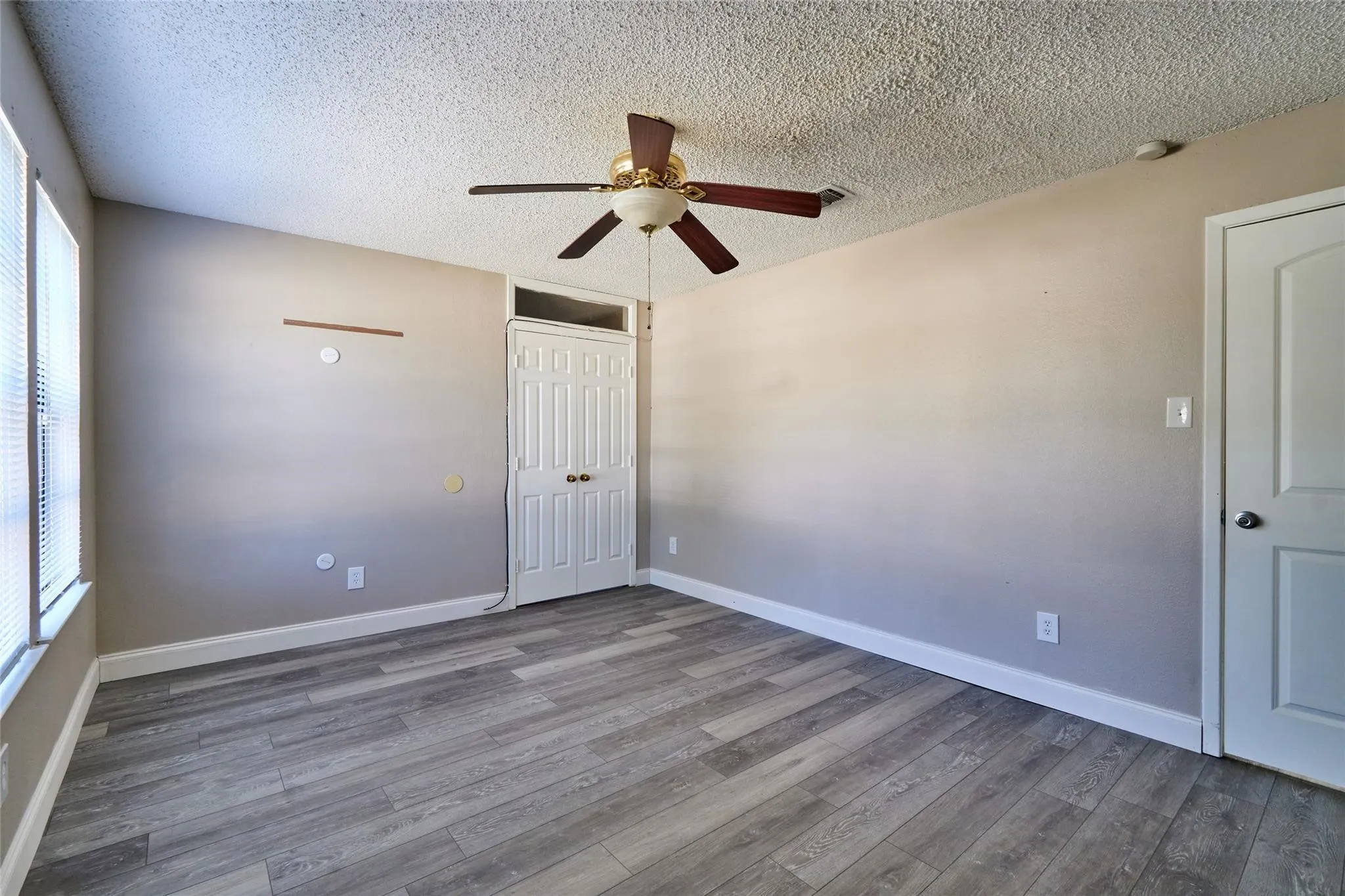 Single Family Residence For Sale in Tarrant County , 1025 Fox River Lane, Fort Worth, Texas 76120, 3 Bedroom, 2 Bathroom, 2 Garage spaces, 1,425 Sqft, built in 1979, mls#21397276, Real Estate Agent in Fort Worth, Homes For Sale in Tarrant county, Homes For Sale in Fort Worth, Realtor in Fort Worth Texas, Real Estate Brokerage Independent Realty Texas, Luminita Cordes Realtor