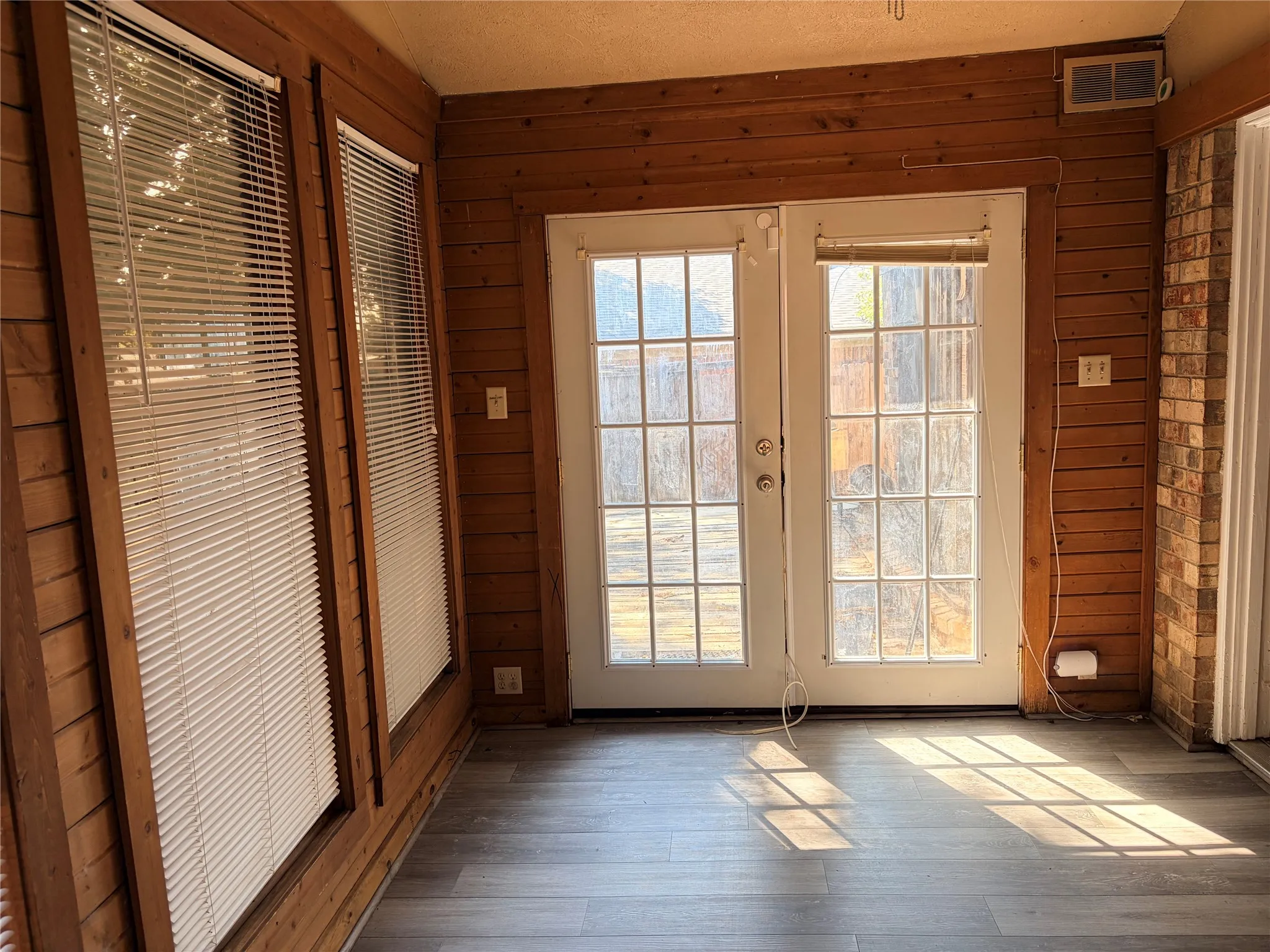 Single Family Residence For Sale in Tarrant County , 1025 Fox River Lane, Fort Worth, Texas 76120, 3 Bedroom, 2 Bathroom, 2 Garage spaces, 1,425 Sqft, built in 1979, mls#21397276, Real Estate Agent in Fort Worth, Homes For Sale in Tarrant county, Homes For Sale in Fort Worth, Realtor in Fort Worth Texas, Real Estate Brokerage Independent Realty Texas, Luminita Cordes Realtor