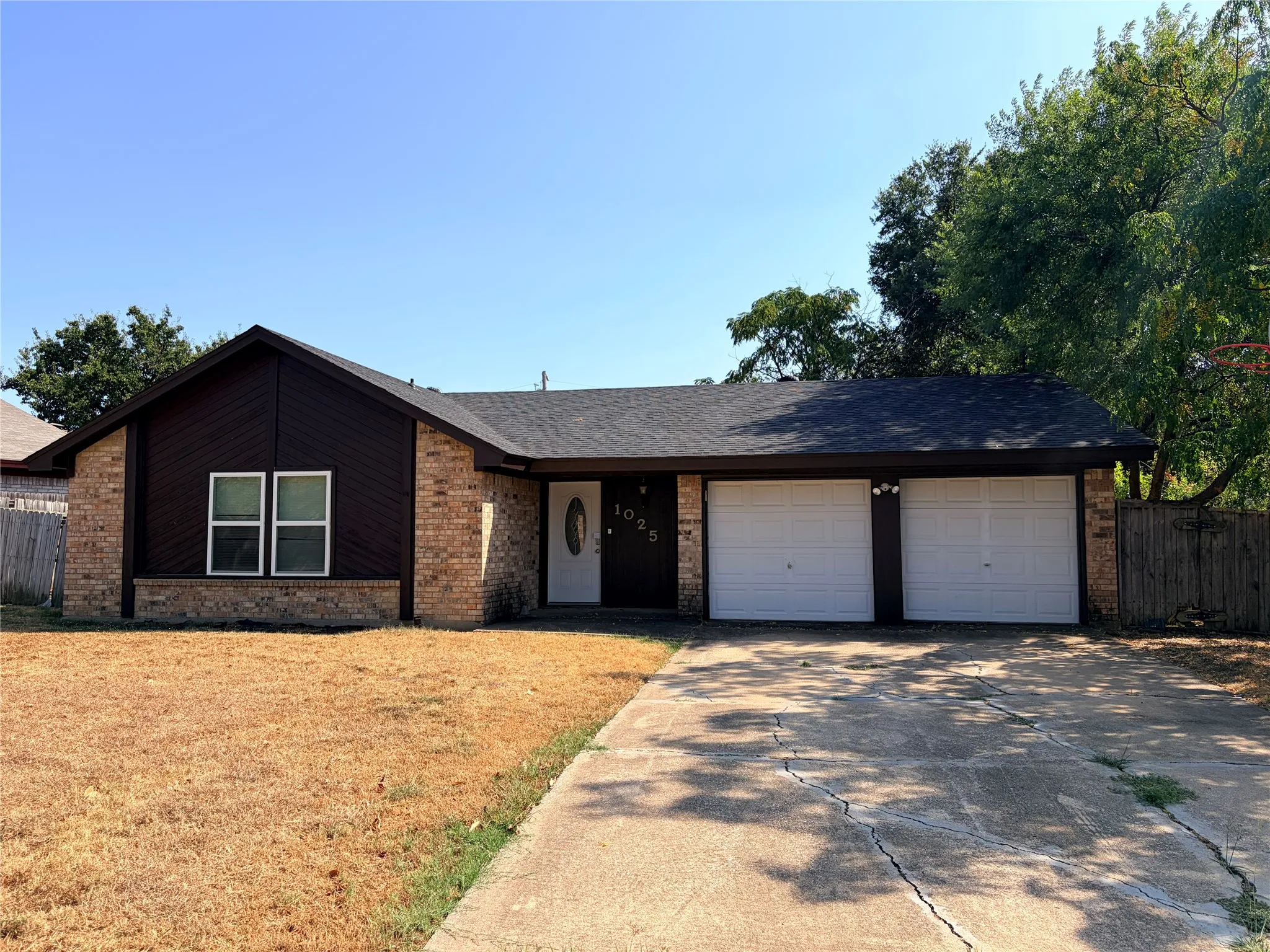 Single Family Residence For Sale in Tarrant County , 1025 Fox River Lane, Fort Worth, Texas 76120, 3 Bedroom, 2 Bathroom, 2 Garage spaces, 1,425 Sqft, built in 1979, mls#21397276, Real Estate Agent in Fort Worth, Homes For Sale in Tarrant county, Homes For Sale in Fort Worth, Realtor in Fort Worth Texas, Real Estate Brokerage Independent Realty Texas, Luminita Cordes Realtor