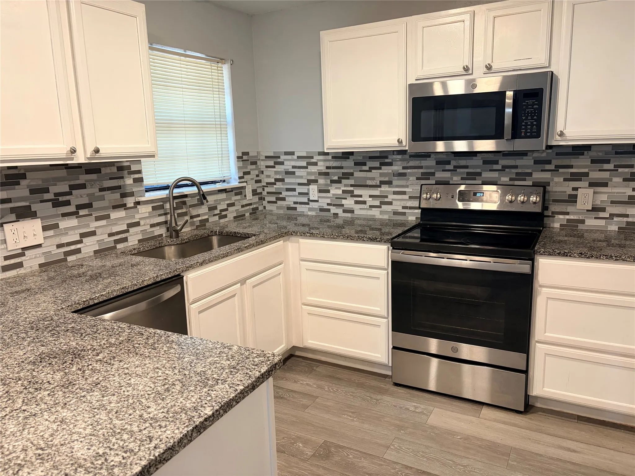 Single Family Residence For Sale in Tarrant County , 1025 Fox River Lane, Fort Worth, Texas 76120, 3 Bedroom, 2 Bathroom, 2 Garage spaces, 1,425 Sqft, built in 1979, mls#21397276, Real Estate Agent in Fort Worth, Homes For Sale in Tarrant county, Homes For Sale in Fort Worth, Realtor in Fort Worth Texas, Real Estate Brokerage Independent Realty Texas, Luminita Cordes Realtor