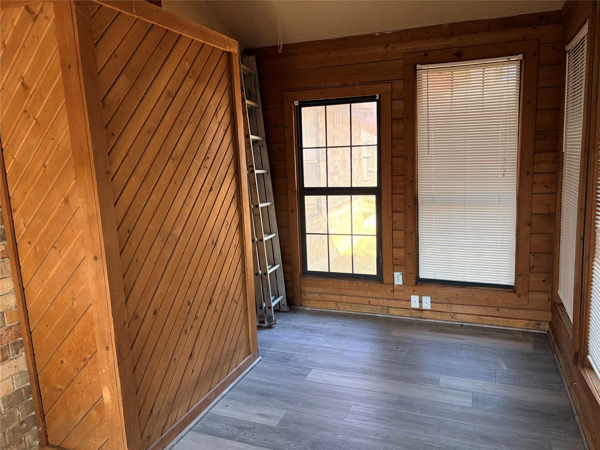 Single Family Residence For Sale in Tarrant County , 1025 Fox River Lane, Fort Worth, Texas 76120, 3 Bedroom, 2 Bathroom, 2 Garage spaces, 1,425 Sqft, built in 1979, mls#21397276, Real Estate Agent in Fort Worth, Homes For Sale in Tarrant county, Homes For Sale in Fort Worth, Realtor in Fort Worth Texas, Real Estate Brokerage Independent Realty Texas, Luminita Cordes Realtor