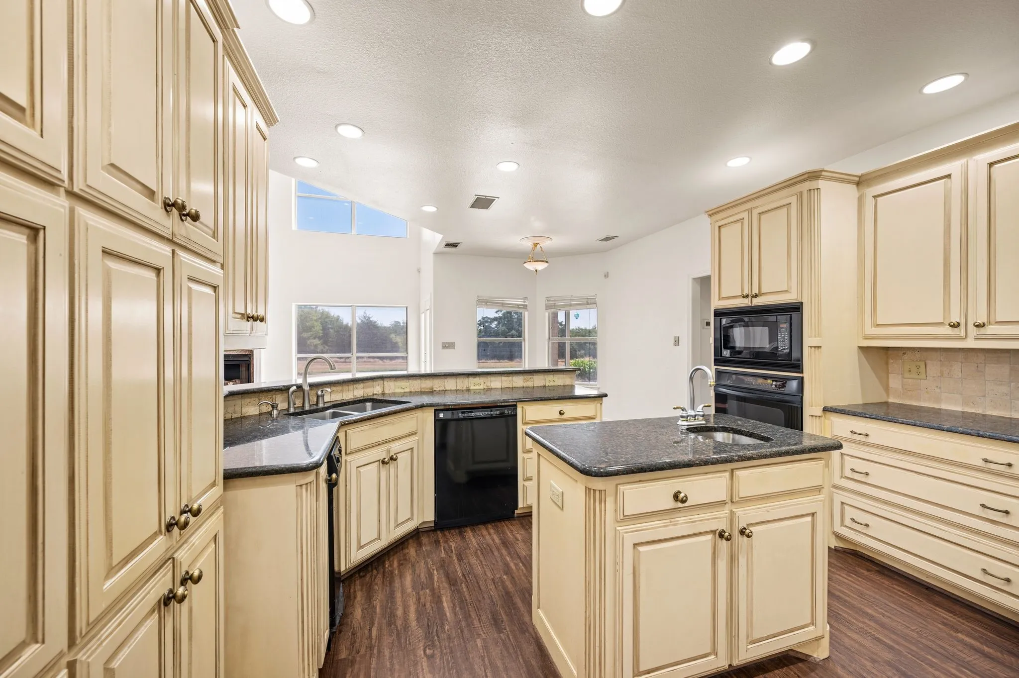 Single Family Residence For Sale in Wise County , 141 Blue Sky Drive, Decatur, Texas 76234, 4 Bedroom, 3 Bathroom, 2 Garage spaces, 3,829 Sqft, built in 2000, mls#21397331, Real Estate Agent in Decatur, Homes For Sale in Wise county, Homes For Sale in Decatur, Realtor in Decatur Texas, Real Estate Brokerage Independent Realty Texas, Luminita Cordes Realtor