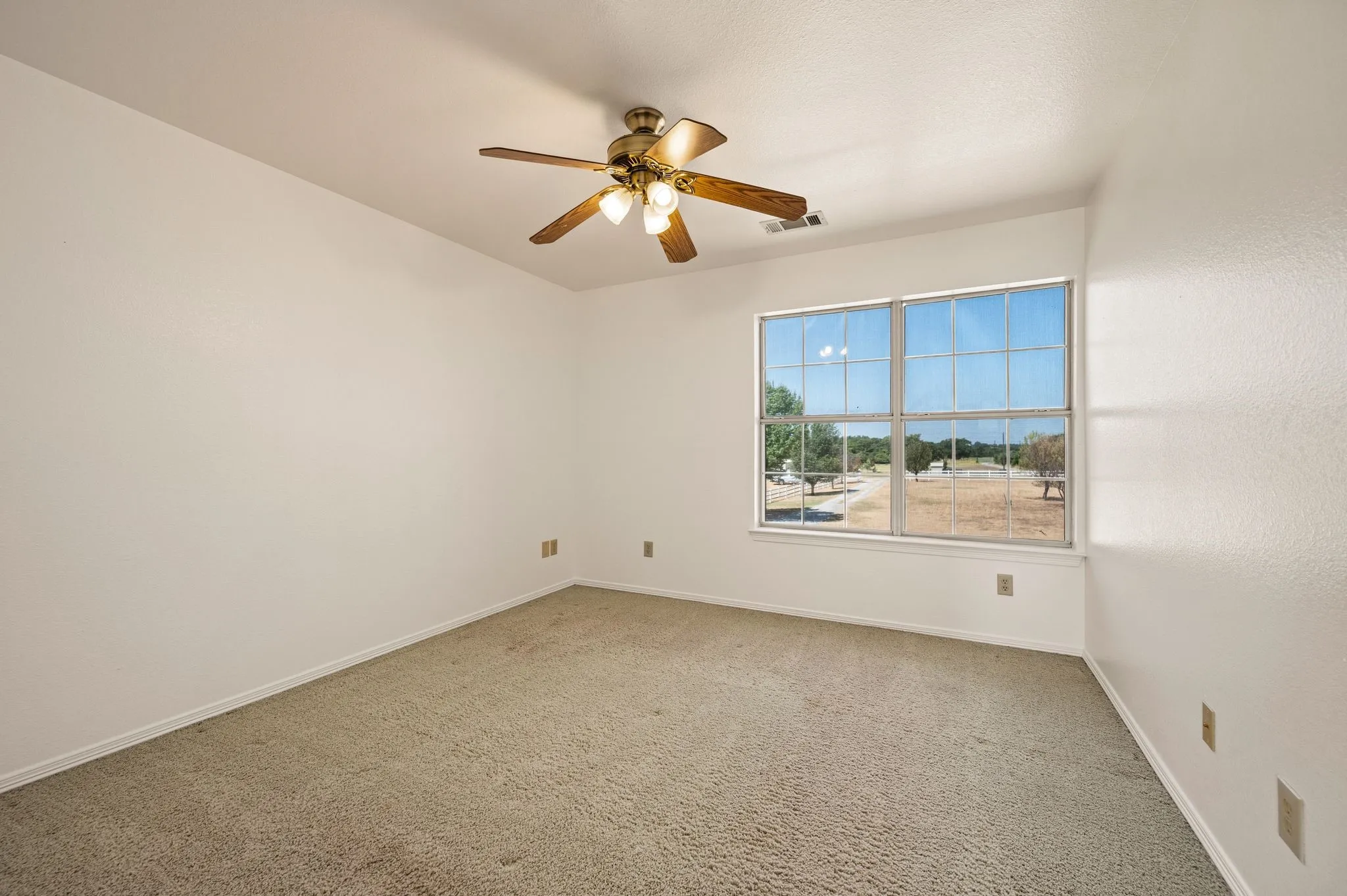 Single Family Residence For Sale in Wise County , 141 Blue Sky Drive, Decatur, Texas 76234, 4 Bedroom, 3 Bathroom, 2 Garage spaces, 3,829 Sqft, built in 2000, mls#21397331, Real Estate Agent in Decatur, Homes For Sale in Wise county, Homes For Sale in Decatur, Realtor in Decatur Texas, Real Estate Brokerage Independent Realty Texas, Luminita Cordes Realtor