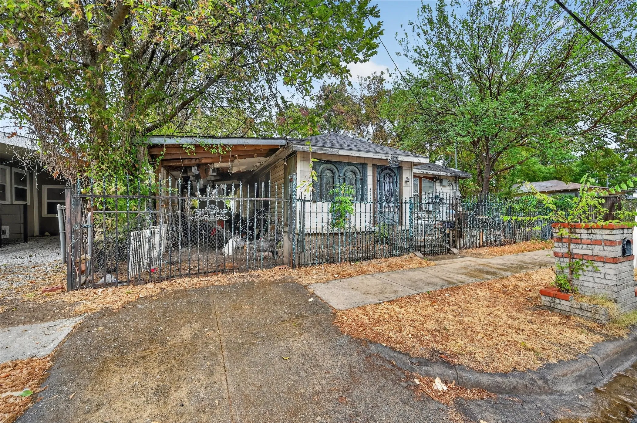 Single Family Residence For Sale in Dallas County , 1727 Morris Street, Dallas, Texas 75212, 2 Bedroom, 2 Bathroom, Garage spaces, 1,056 Sqft, built in 1959, mls#21397097, Real Estate Agent in Dallas, Homes For Sale in Dallas county, Homes For Sale in Dallas, Realtor in Dallas Texas, Real Estate Brokerage Independent Realty Texas, Luminita Cordes Realtor