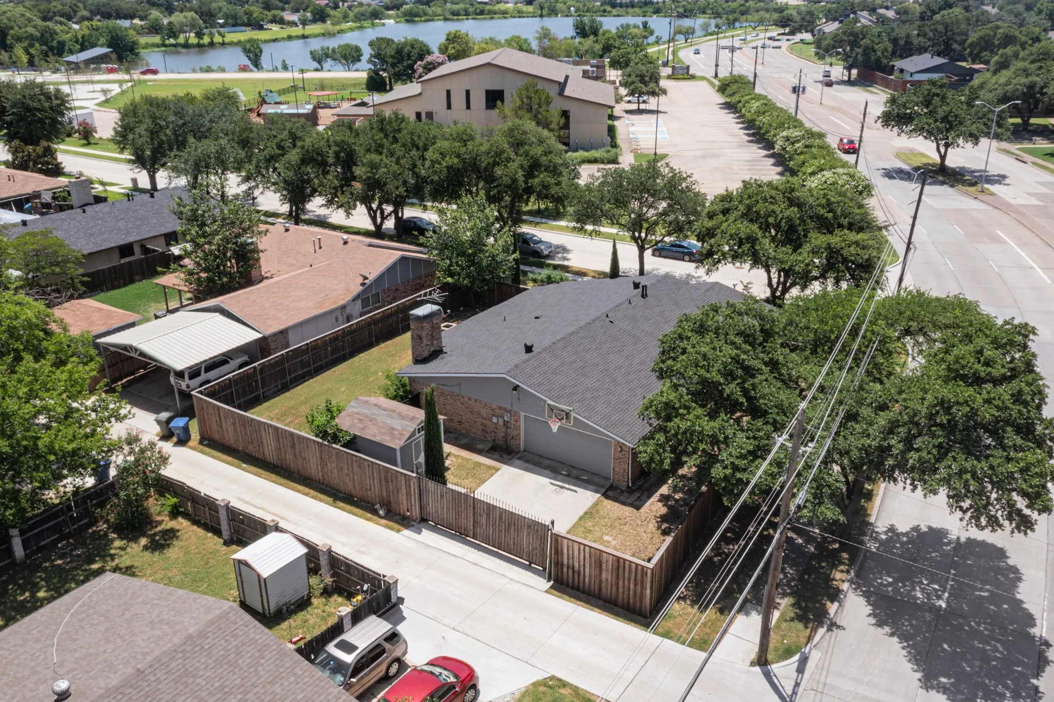 Walking distance to Woodlake Trail Park