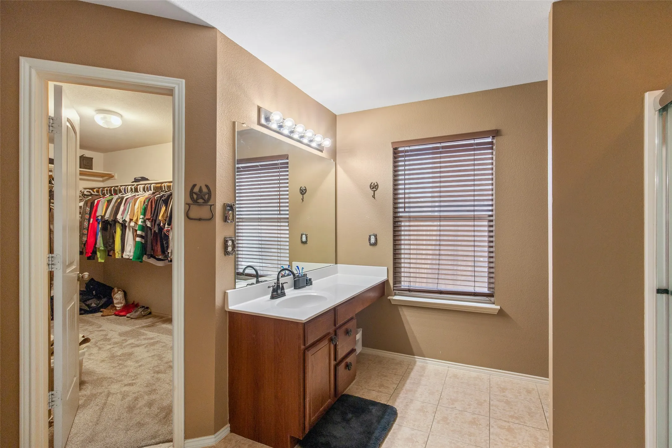 Primary ensuite with walk in closet