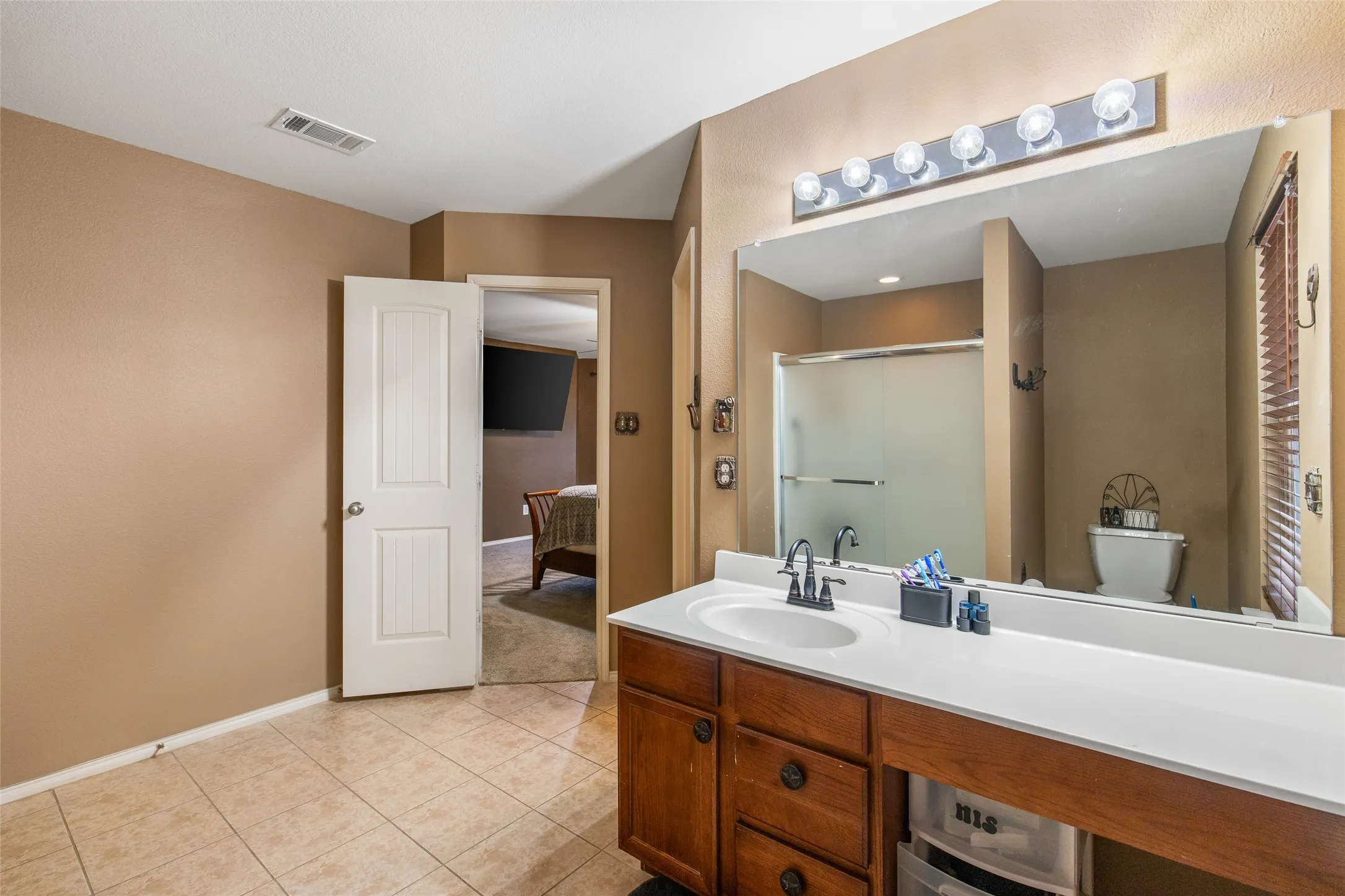 Primary ensuite with walk in closet