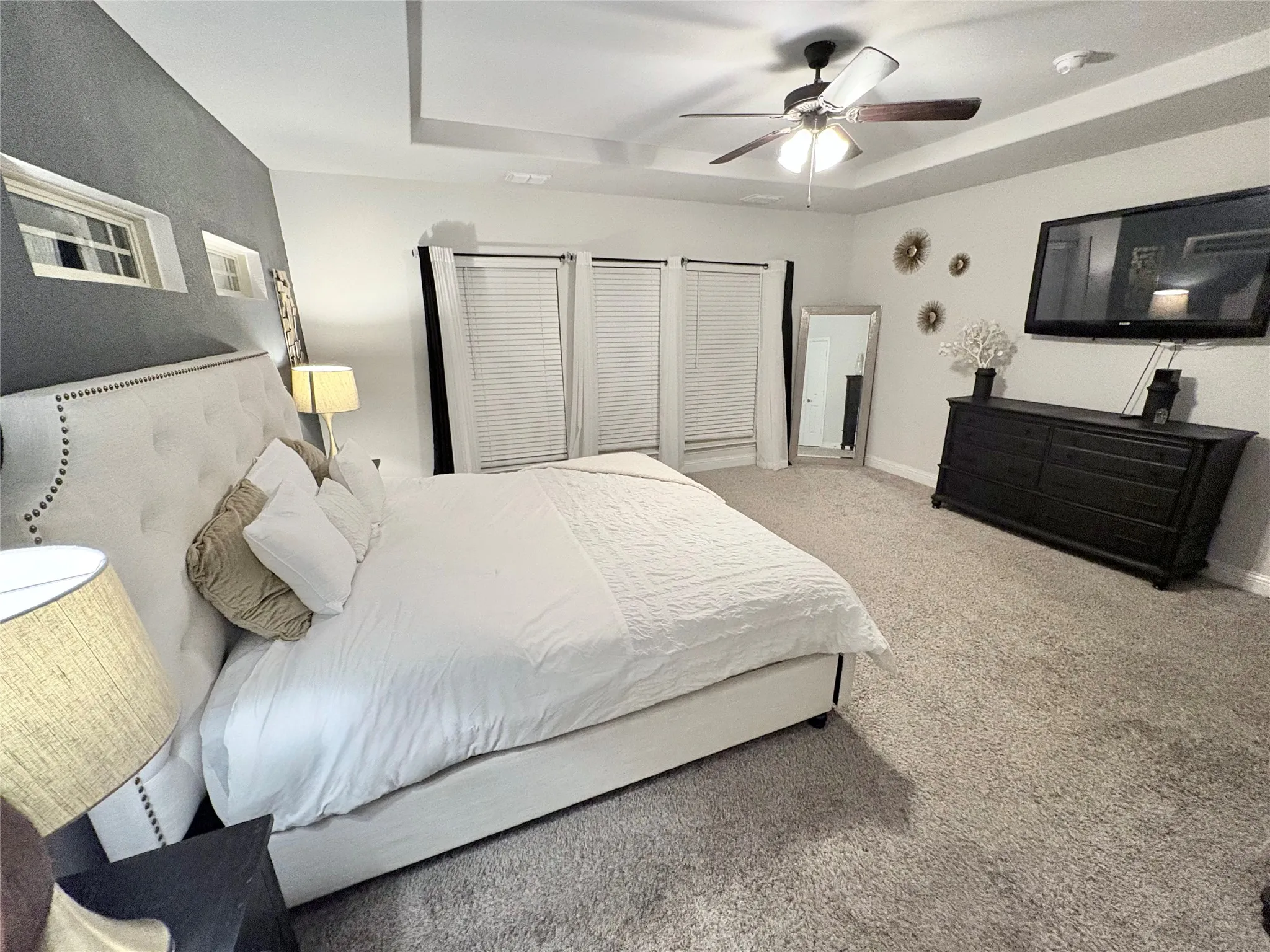 Tray ceiling with recessed lighting
