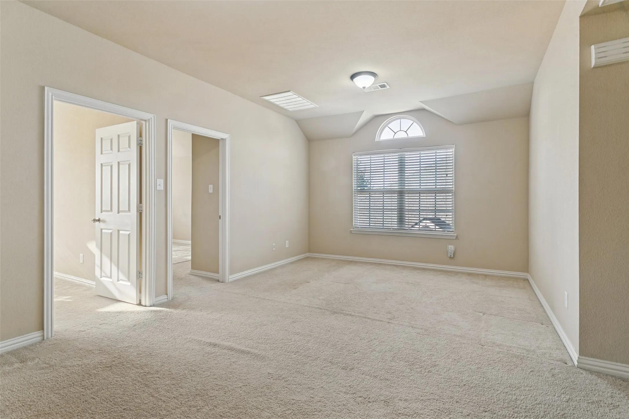 Single Family Residence For Rent in Denton County , 1429 Wellesley Drive, Lewisville, Texas 75067, 5 Bedroom, 3 Bathroom, 2 Garage spaces, 2,574 Sqft, built in 2012, mls#21396390, Real Estate Agent in Lewisville, Homes For Rent in Denton county, Homes For Rent in Lewisville, Realtor in Lewisville Texas, Real Estate Brokerage Independent Realty Texas, Luminita Cordes Realtor