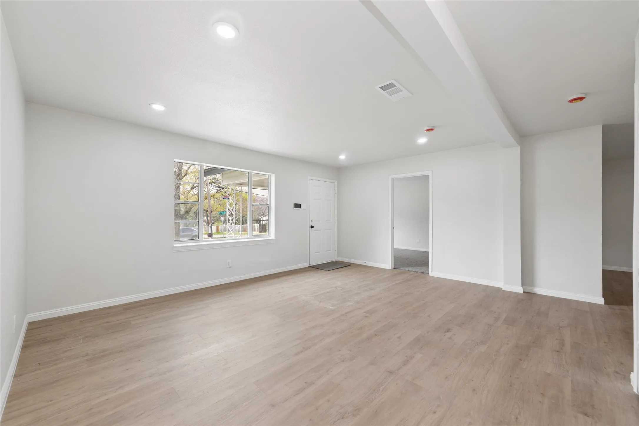 Single Family Residence For Sale in Dallas County , 4040 Wind River Drive, Dallas, Texas 75216, 4 Bedroom, 2 Bathroom, Garage spaces, 1,310 Sqft, built in 1956, mls#21397349, Real Estate Agent in Dallas, Homes For Sale in Dallas county, Homes For Sale in Dallas, Realtor in Dallas Texas, Real Estate Brokerage Independent Realty Texas, Luminita Cordes Realtor