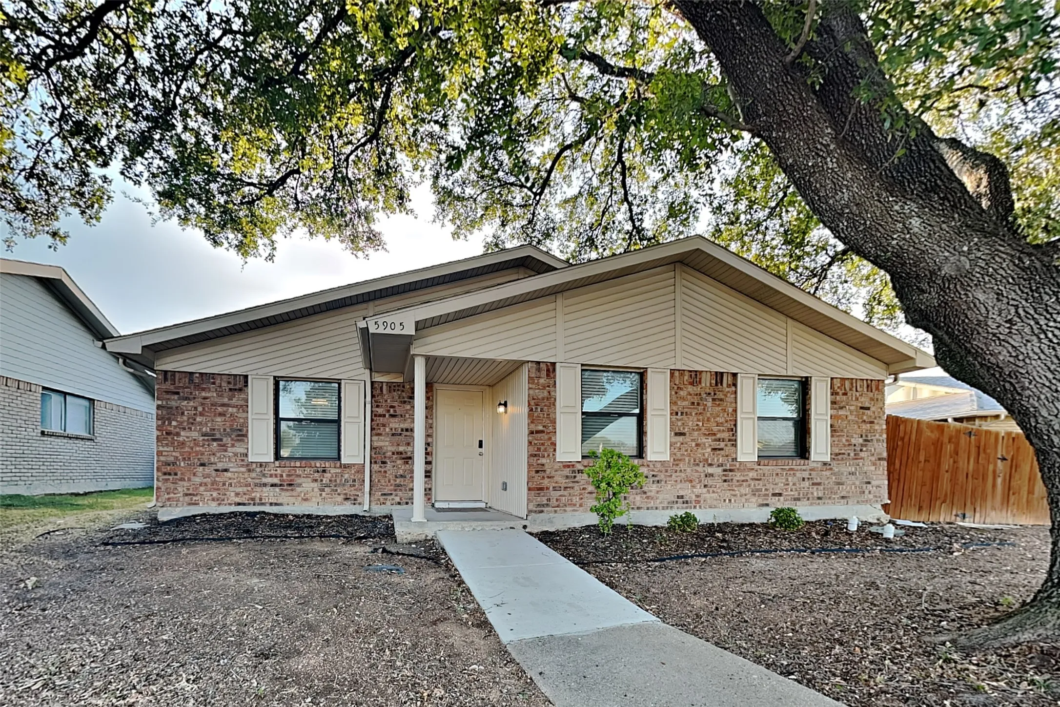 Single Family Residence For Rent in Dallas County , 5905 Cedar Lane, Rowlett, Texas 75089, 3 Bedroom, 2 Bathroom, 2 Garage spaces, 1,591 Sqft, built in 1978, mls#21397351, Real Estate Agent in Rowlett, Homes For Rent in Dallas county, Homes For Rent in Rowlett, Realtor in Rowlett Texas, Real Estate Brokerage Independent Realty Texas, Luminita Cordes Realtor