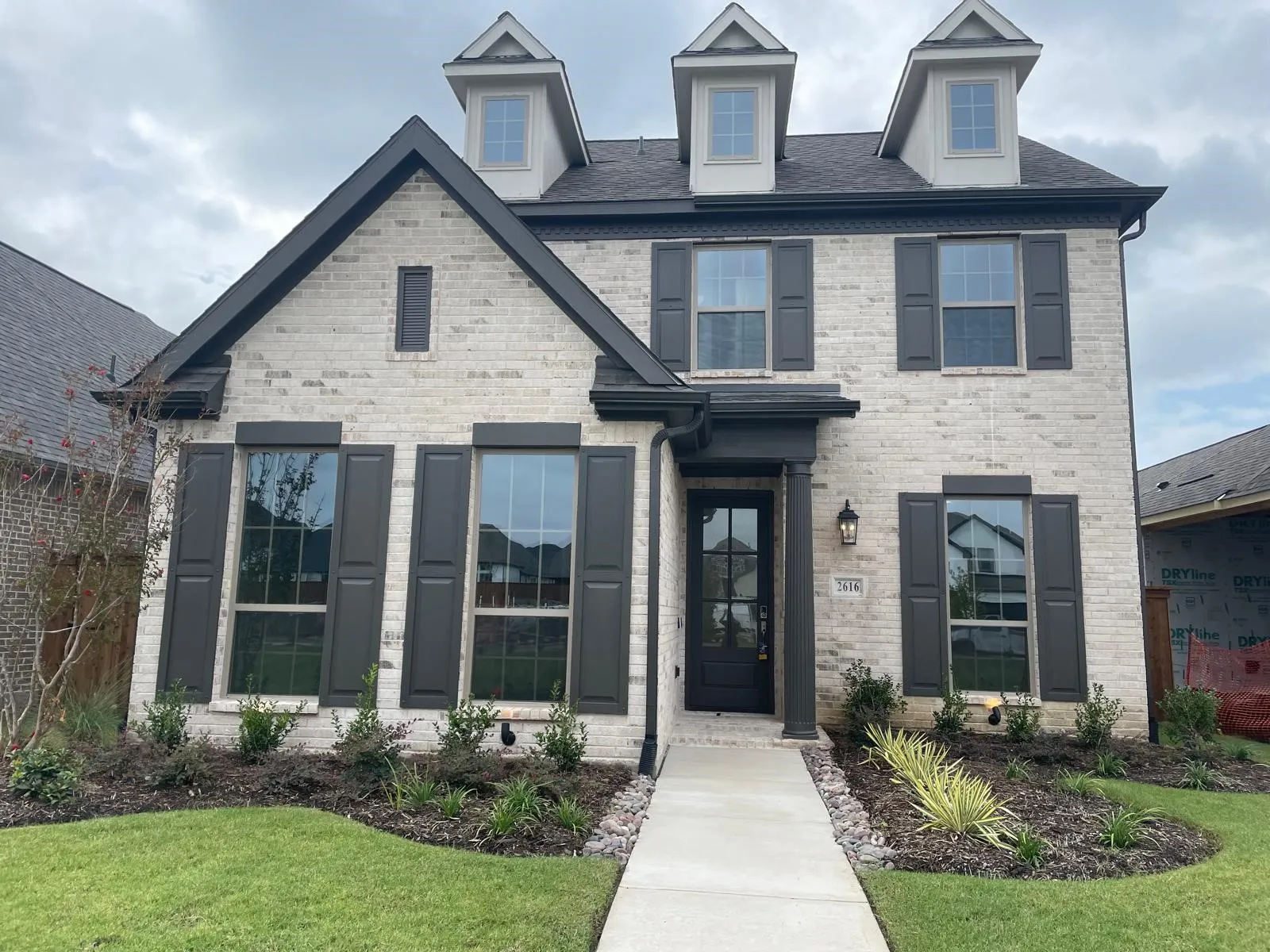 View of front of property featuring a front yard