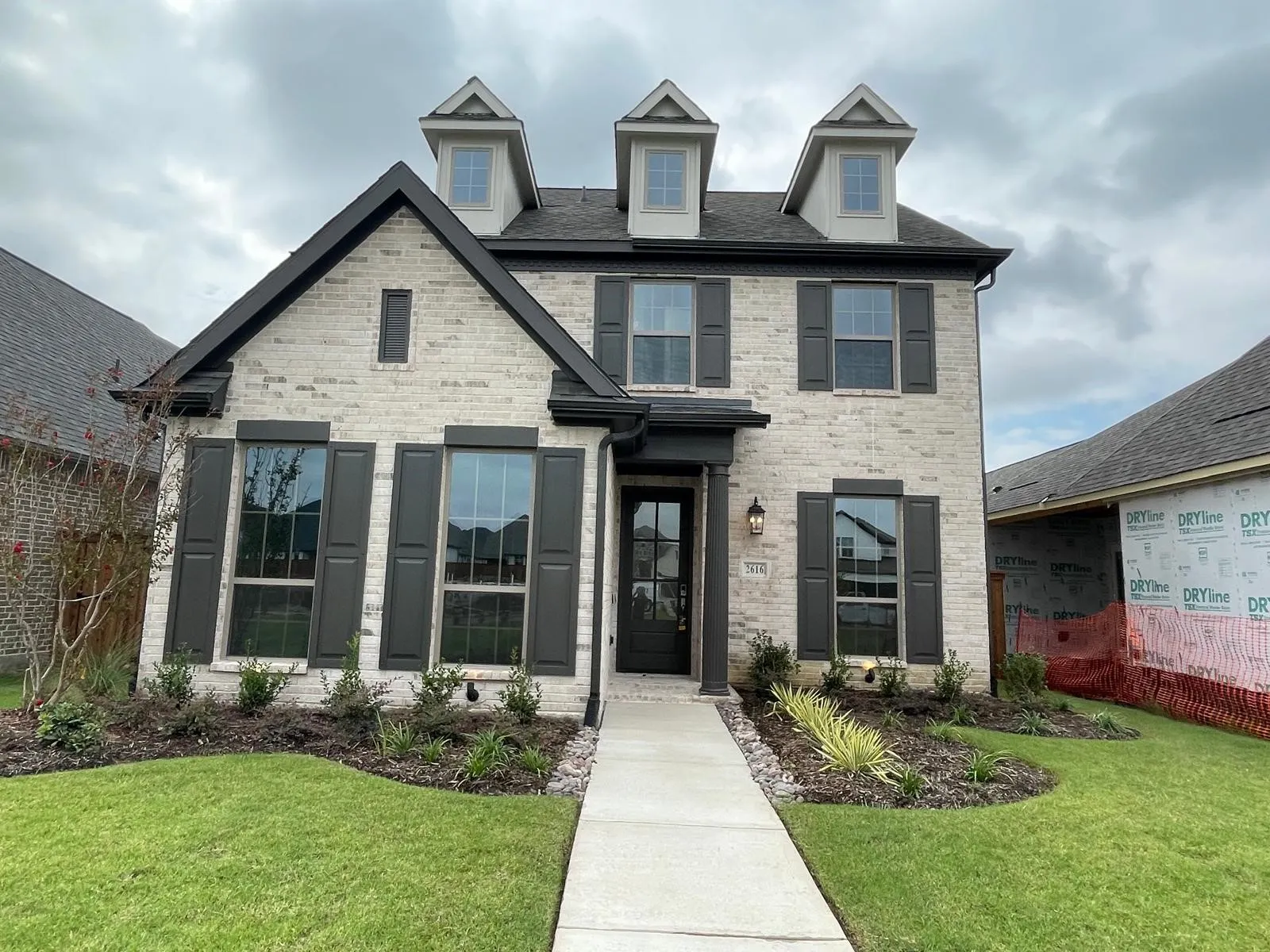 View of front of home featuring a front lawn