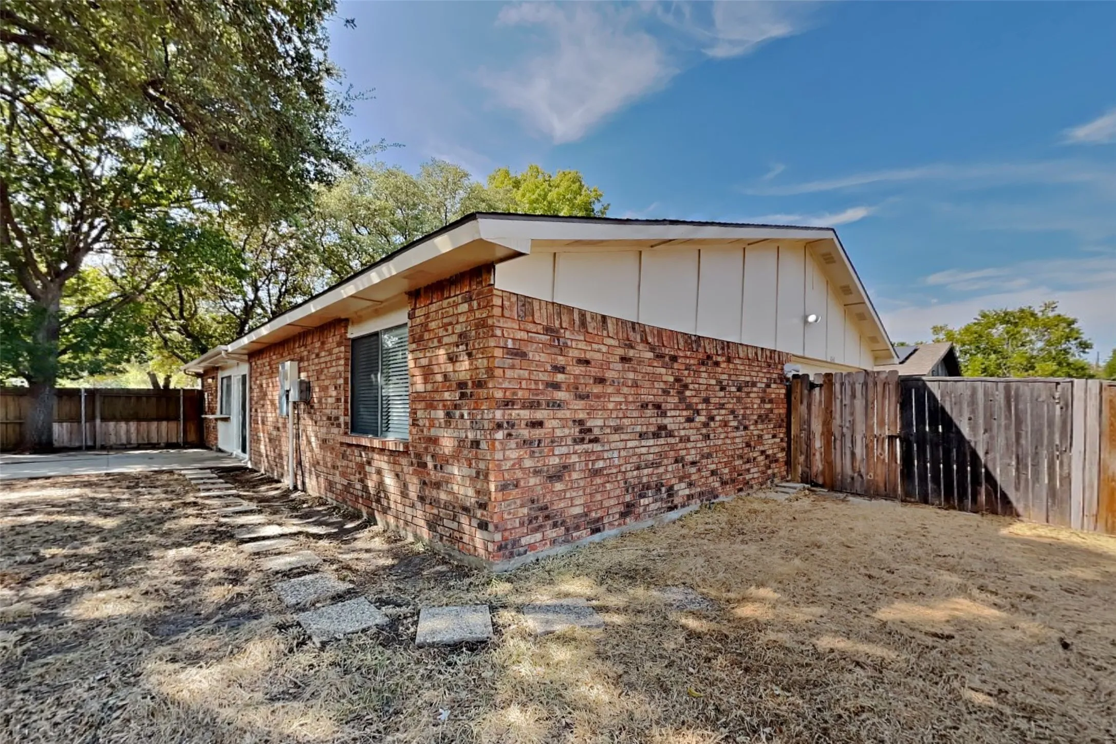 Single Family Residence For Rent in Collin County , 6560 Chinaberry Trail, Plano, Texas 75023, 3 Bedroom, 2 Bathroom, 2 Garage spaces, 1,591 Sqft, built in 1978, mls#21397356, Real Estate Agent in Plano, Homes For Rent in Collin county, Homes For Rent in Plano, Realtor in Plano Texas, Real Estate Brokerage Independent Realty Texas, Luminita Cordes Realtor