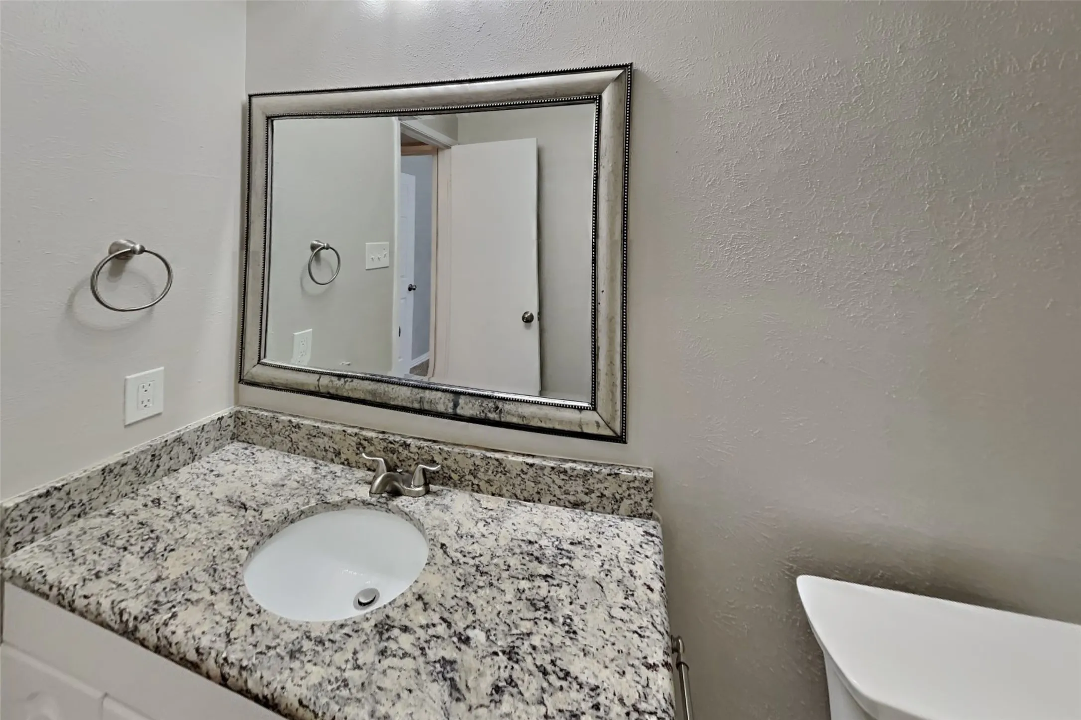 Single Family Residence For Rent in Collin County , 6560 Chinaberry Trail, Plano, Texas 75023, 3 Bedroom, 2 Bathroom, 2 Garage spaces, 1,591 Sqft, built in 1978, mls#21397356, Real Estate Agent in Plano, Homes For Rent in Collin county, Homes For Rent in Plano, Realtor in Plano Texas, Real Estate Brokerage Independent Realty Texas, Luminita Cordes Realtor