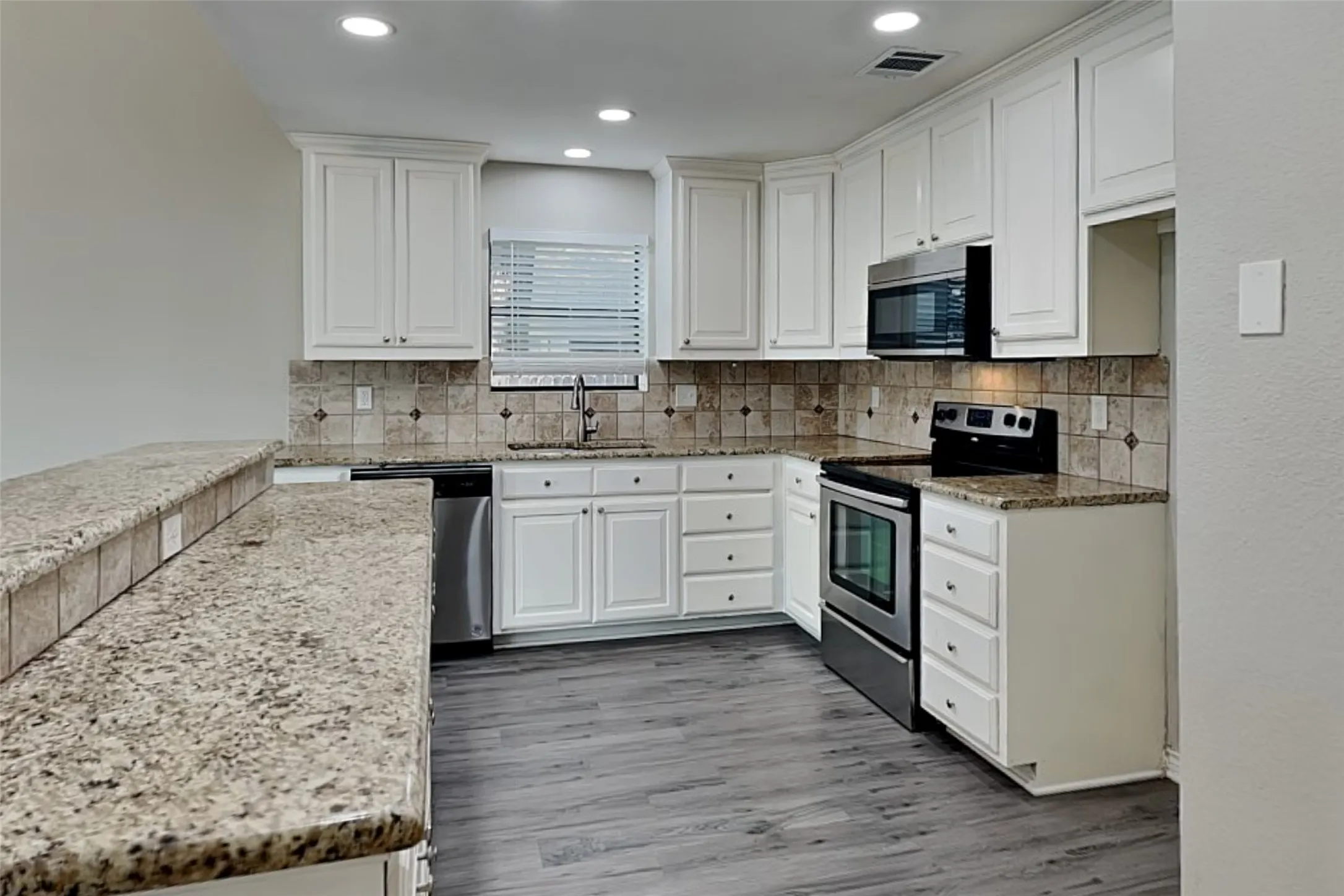 Single Family Residence For Rent in Tarrant County , 4504 Westchase Circle, Grapevine, Texas 76051, 3 Bedroom, 3 Bathroom, 2 Garage spaces, 1,919 Sqft, built in 1986, mls#21397359, Real Estate Agent in Grapevine, Homes For Rent in Tarrant county, Homes For Rent in Grapevine, Realtor in Grapevine Texas, Real Estate Brokerage Independent Realty Texas, Luminita Cordes Realtor