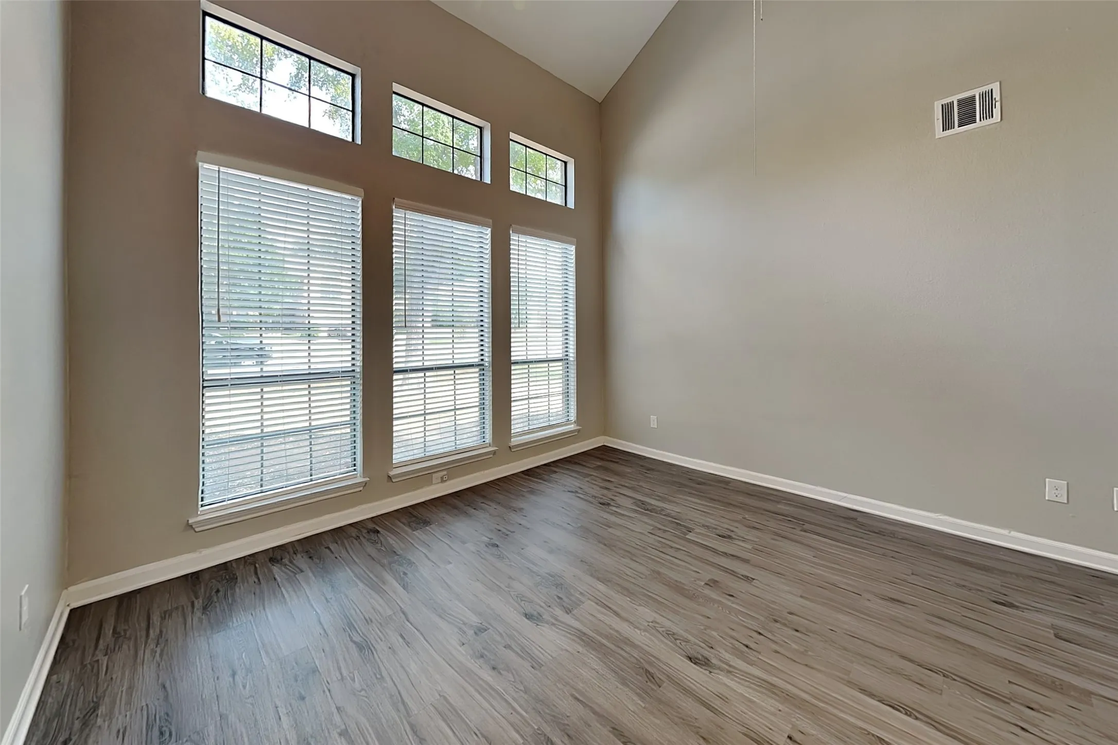 Single Family Residence For Rent in Tarrant County , 4504 Westchase Circle, Grapevine, Texas 76051, 3 Bedroom, 3 Bathroom, 2 Garage spaces, 1,919 Sqft, built in 1986, mls#21397359, Real Estate Agent in Grapevine, Homes For Rent in Tarrant county, Homes For Rent in Grapevine, Realtor in Grapevine Texas, Real Estate Brokerage Independent Realty Texas, Luminita Cordes Realtor