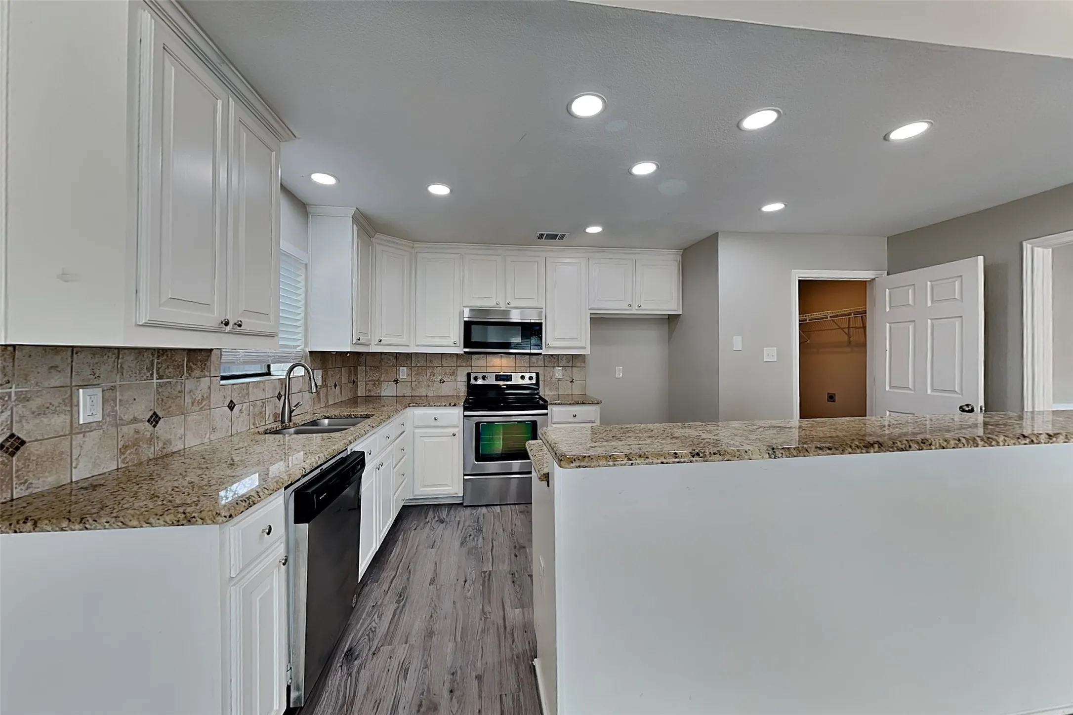 Single Family Residence For Rent in Tarrant County , 4504 Westchase Circle, Grapevine, Texas 76051, 3 Bedroom, 3 Bathroom, 2 Garage spaces, 1,919 Sqft, built in 1986, mls#21397359, Real Estate Agent in Grapevine, Homes For Rent in Tarrant county, Homes For Rent in Grapevine, Realtor in Grapevine Texas, Real Estate Brokerage Independent Realty Texas, Luminita Cordes Realtor