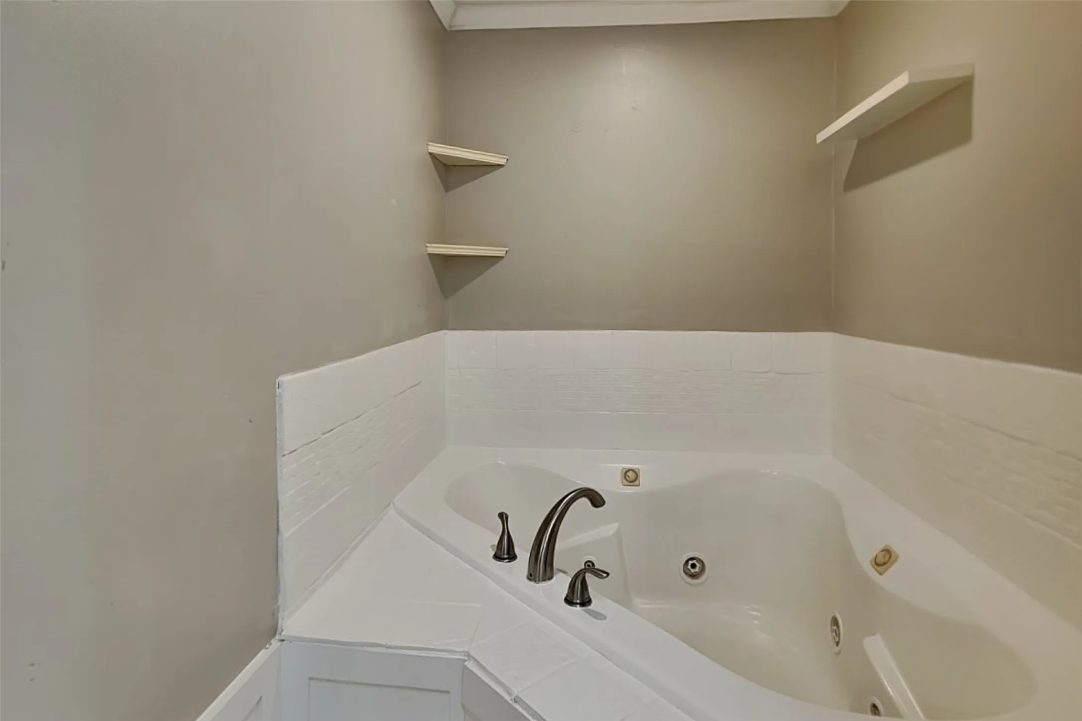 Single Family Residence For Rent in Tarrant County , 4504 Westchase Circle, Grapevine, Texas 76051, 3 Bedroom, 3 Bathroom, 2 Garage spaces, 1,919 Sqft, built in 1986, mls#21397359, Real Estate Agent in Grapevine, Homes For Rent in Tarrant county, Homes For Rent in Grapevine, Realtor in Grapevine Texas, Real Estate Brokerage Independent Realty Texas, Luminita Cordes Realtor