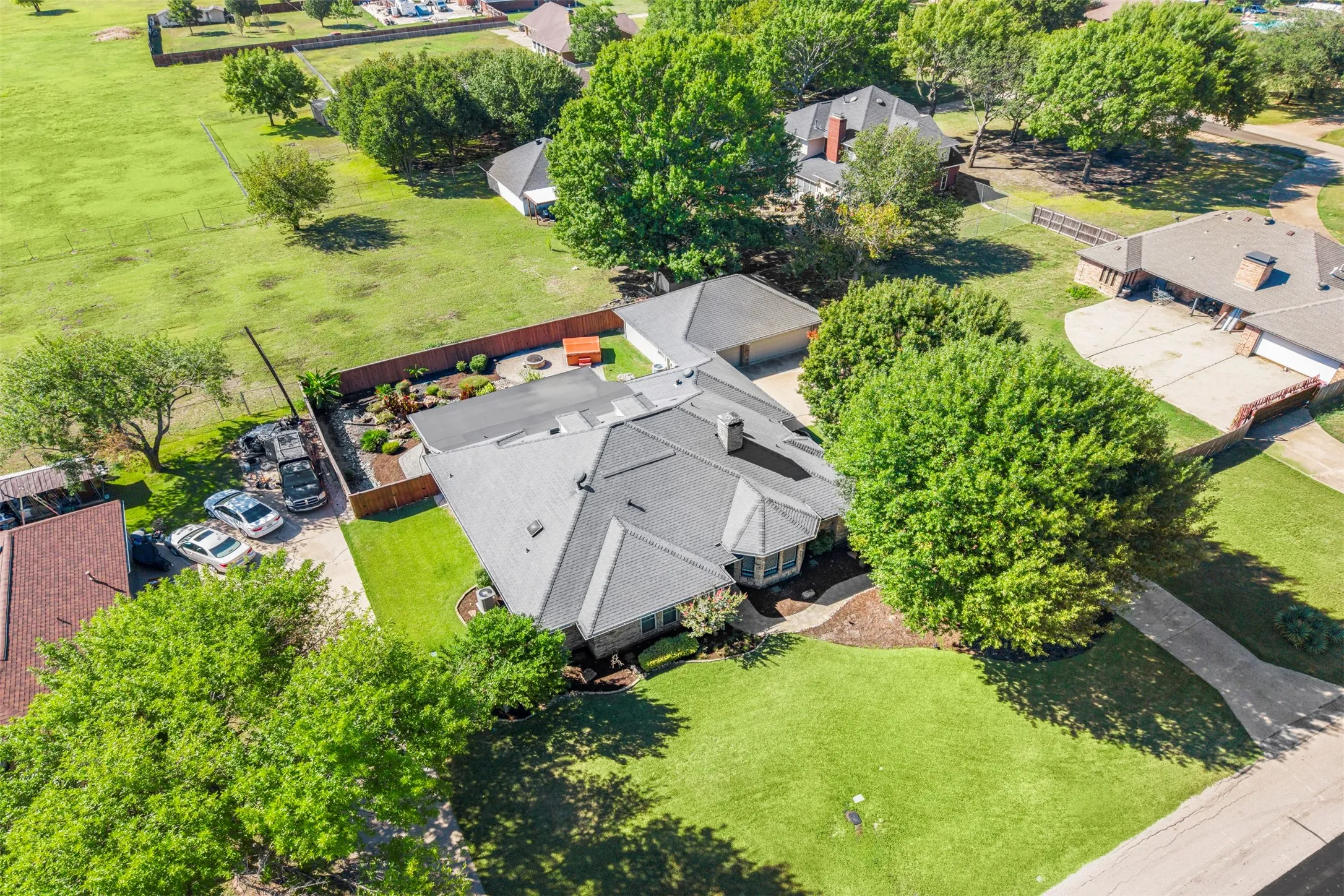 Single Family Residence For Sale in Ellis County , 206 Cripple Creek Road, Glenn Heights, Texas 75154, 4 Bedroom, 3 Bathroom, 3 Garage spaces, 3,388 Sqft, built in 1985, mls#21397361, Real Estate Agent in Glenn Heights, Homes For Sale in Ellis county, Homes For Sale in Glenn Heights, Realtor in Glenn Heights Texas, Real Estate Brokerage Independent Realty Texas, Luminita Cordes Realtor