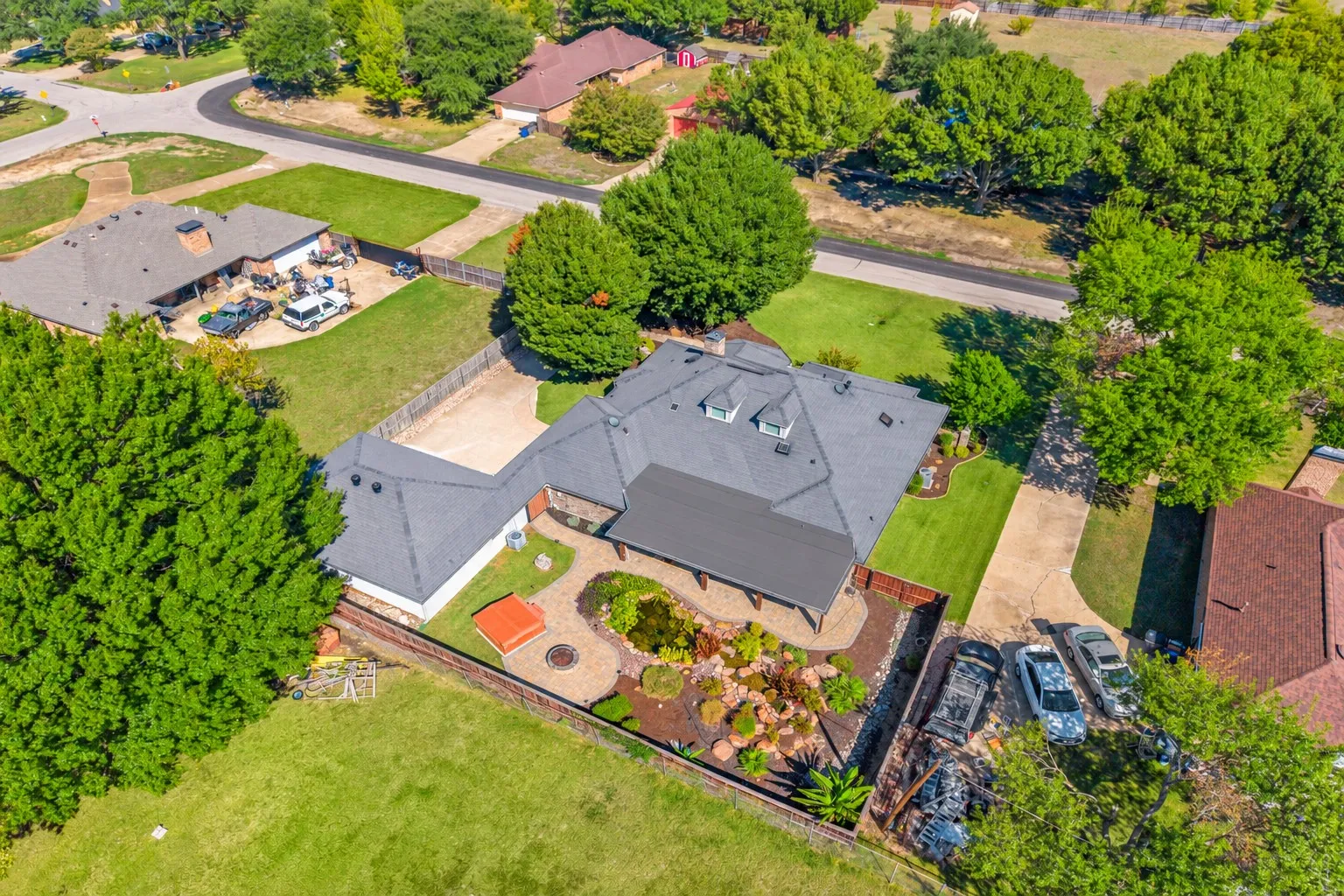 Single Family Residence For Sale in Ellis County , 206 Cripple Creek Road, Glenn Heights, Texas 75154, 4 Bedroom, 3 Bathroom, 3 Garage spaces, 3,388 Sqft, built in 1985, mls#21397361, Real Estate Agent in Glenn Heights, Homes For Sale in Ellis county, Homes For Sale in Glenn Heights, Realtor in Glenn Heights Texas, Real Estate Brokerage Independent Realty Texas, Luminita Cordes Realtor
