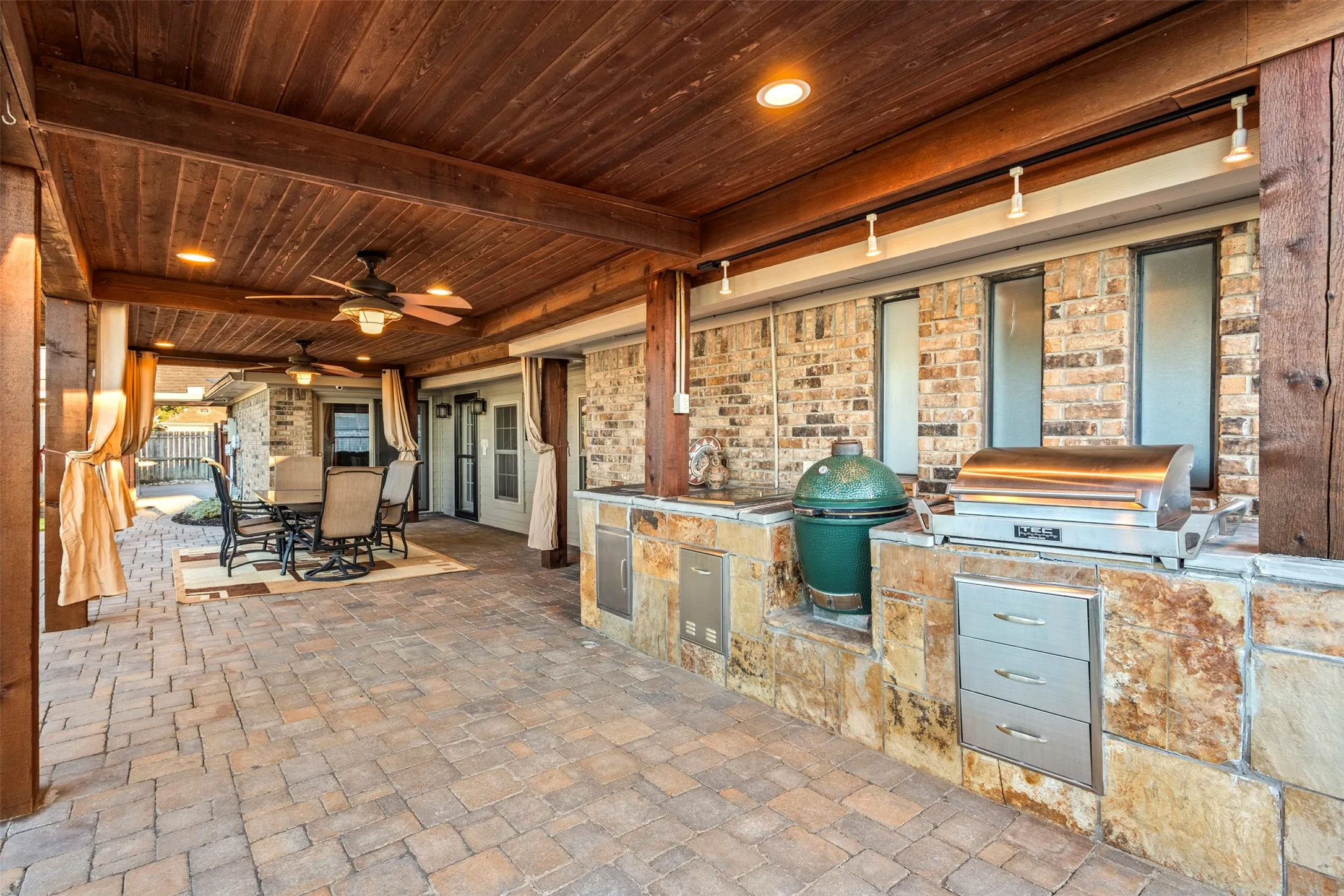 Outdoor Kitchen