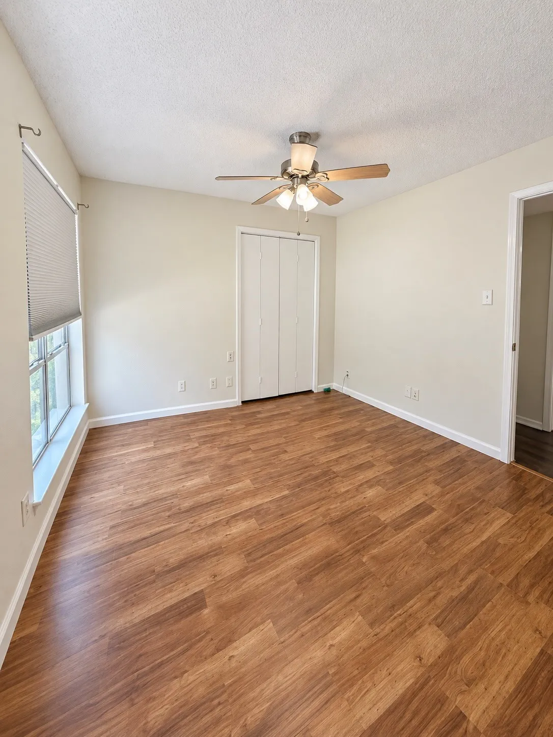 Second bedroom with ceiling fan.
