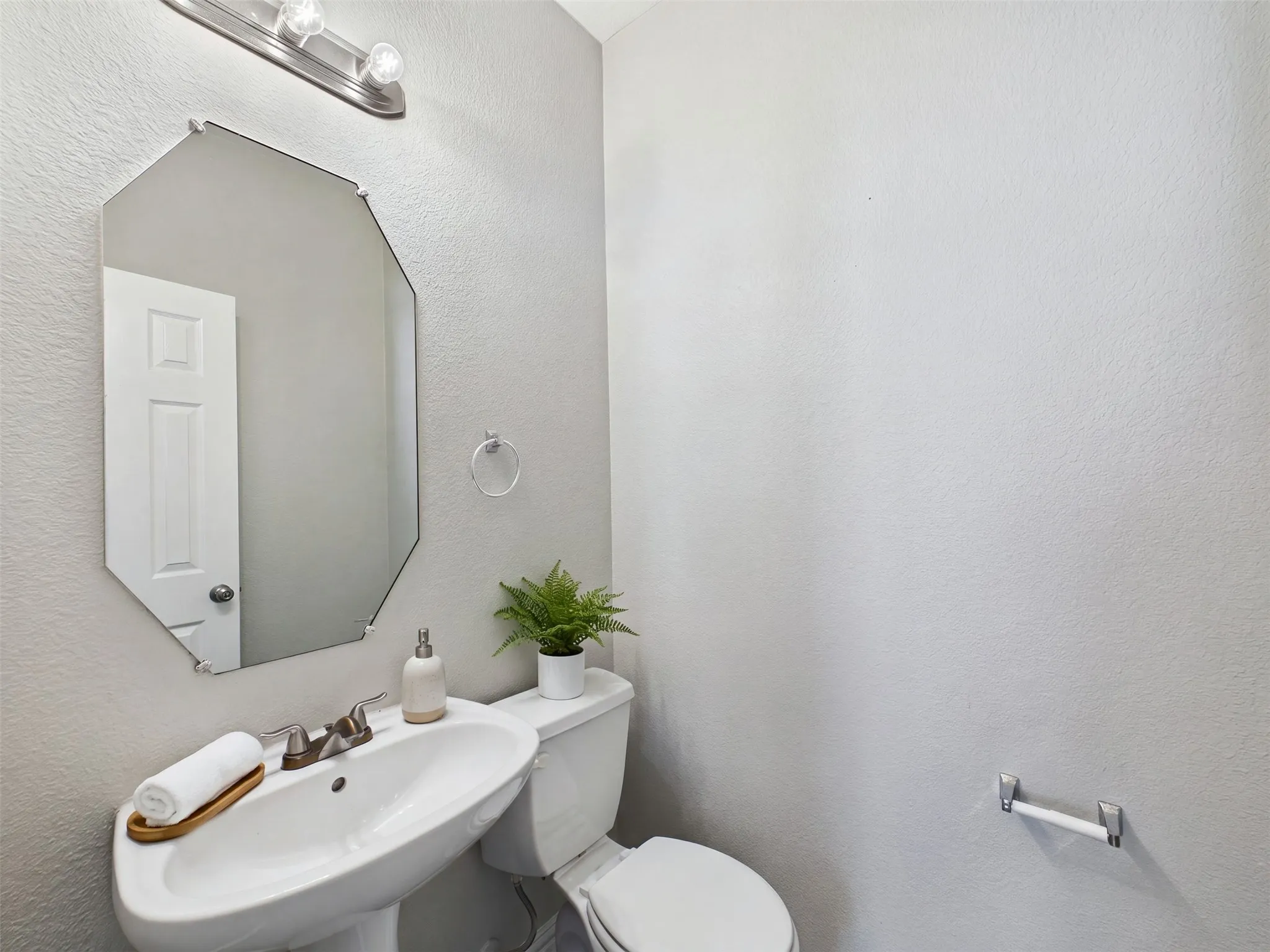 Single Family Residence For Sale in Denton County , 1016 Oakcrest Drive, Providence Village, Texas 76227, 4 Bedroom, 3 Bathroom, 2 Garage spaces, 2,010 Sqft, built in 2004, mls#21397258, Real Estate Agent in Providence Village, Homes For Sale in Denton county, Homes For Sale in Providence Village, Realtor in Providence Village Texas, Real Estate Brokerage Independent Realty Texas, Luminita Cordes Realtor
