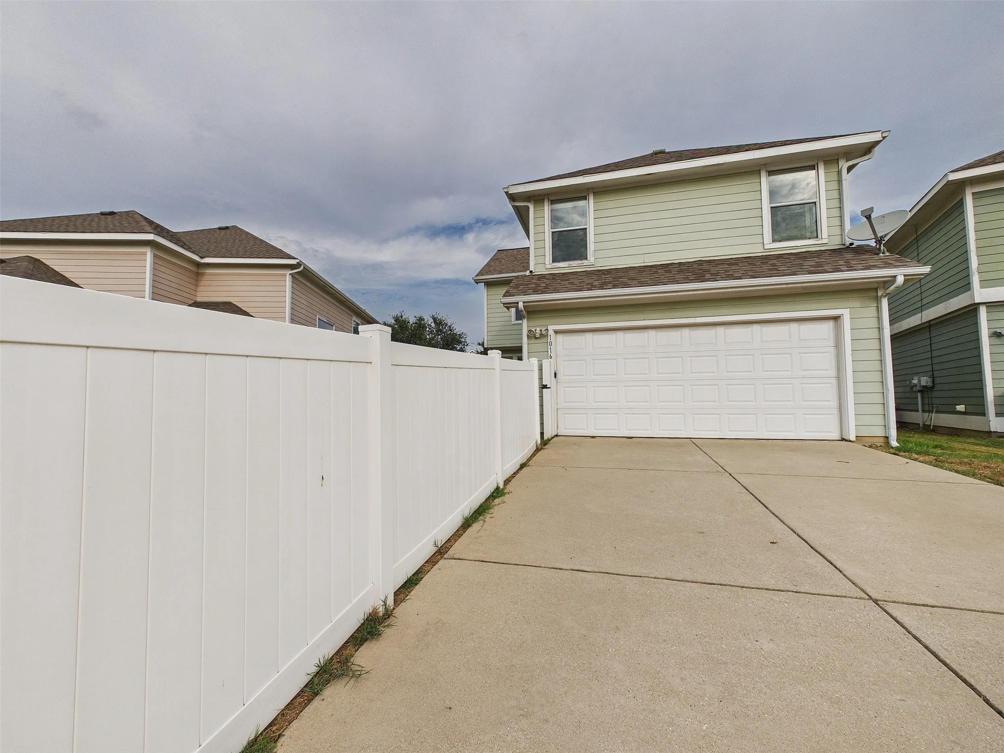 Single Family Residence For Sale in Denton County , 1016 Oakcrest Drive, Providence Village, Texas 76227, 4 Bedroom, 3 Bathroom, 2 Garage spaces, 2,010 Sqft, built in 2004, mls#21397258, Real Estate Agent in Providence Village, Homes For Sale in Denton county, Homes For Sale in Providence Village, Realtor in Providence Village Texas, Real Estate Brokerage Independent Realty Texas, Luminita Cordes Realtor