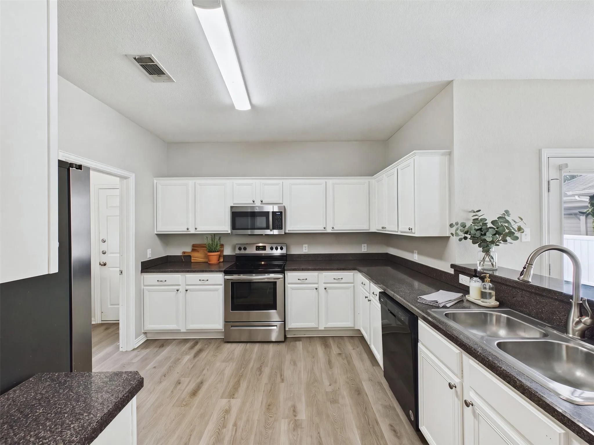Single Family Residence For Sale in Denton County , 1016 Oakcrest Drive, Providence Village, Texas 76227, 4 Bedroom, 3 Bathroom, 2 Garage spaces, 2,010 Sqft, built in 2004, mls#21397258, Real Estate Agent in Providence Village, Homes For Sale in Denton county, Homes For Sale in Providence Village, Realtor in Providence Village Texas, Real Estate Brokerage Independent Realty Texas, Luminita Cordes Realtor