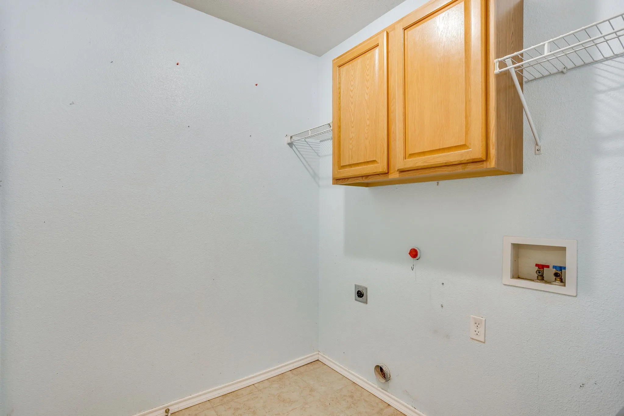6x6 with cabinet and hanging racks