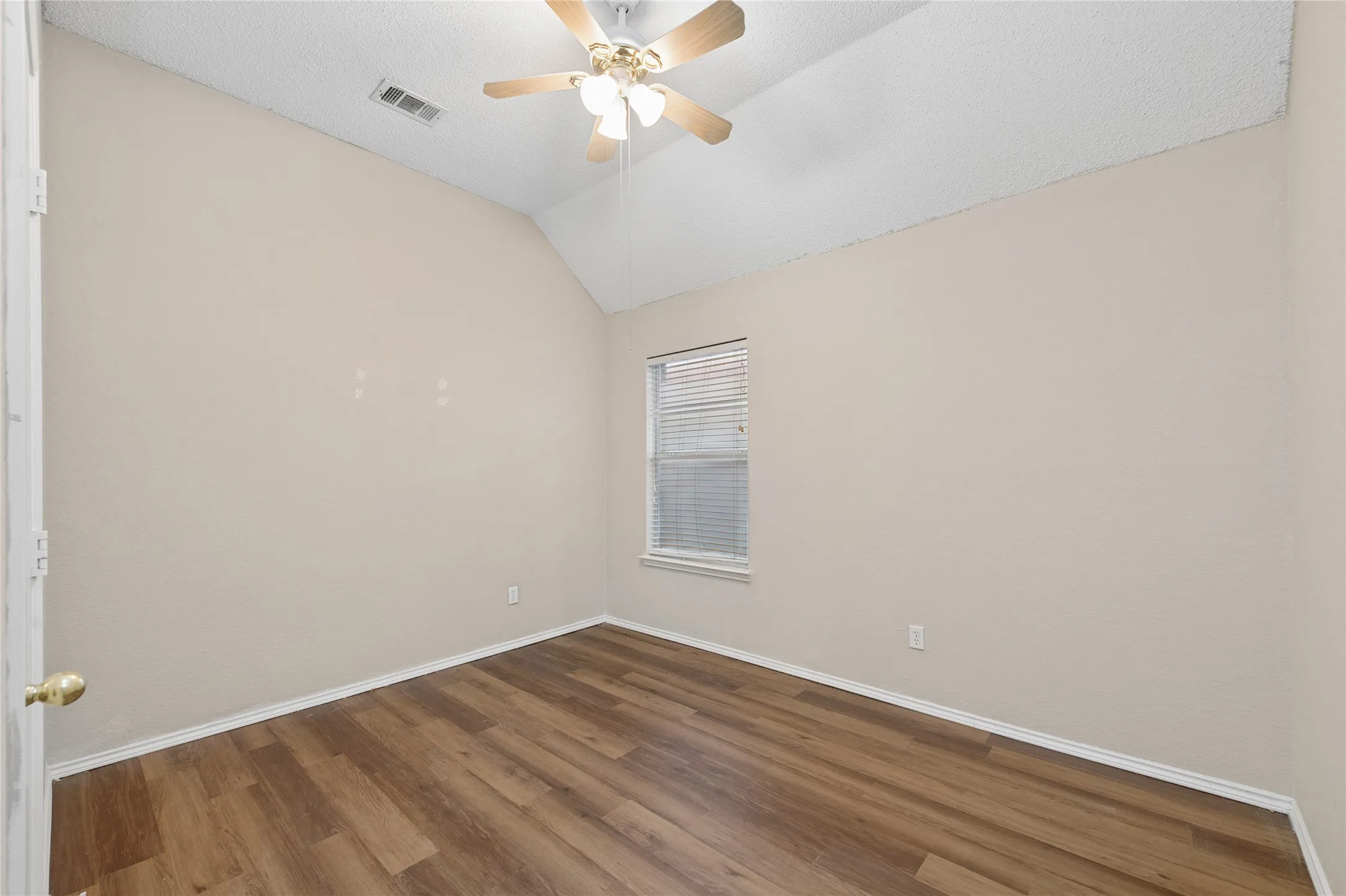 Single Family Residence For Rent in Collin County , 5012 Geranium Court, Mc Kinney, Texas 75070, 3 Bedroom, 2 Bathroom, 2 Garage spaces, 1,832 Sqft, built in 2000, mls#21397382, Real Estate Agent in Mc Kinney, Homes For Rent in Collin county, Homes For Rent in Mc Kinney, Realtor in Mc Kinney Texas, Real Estate Brokerage Independent Realty Texas, Luminita Cordes Realtor