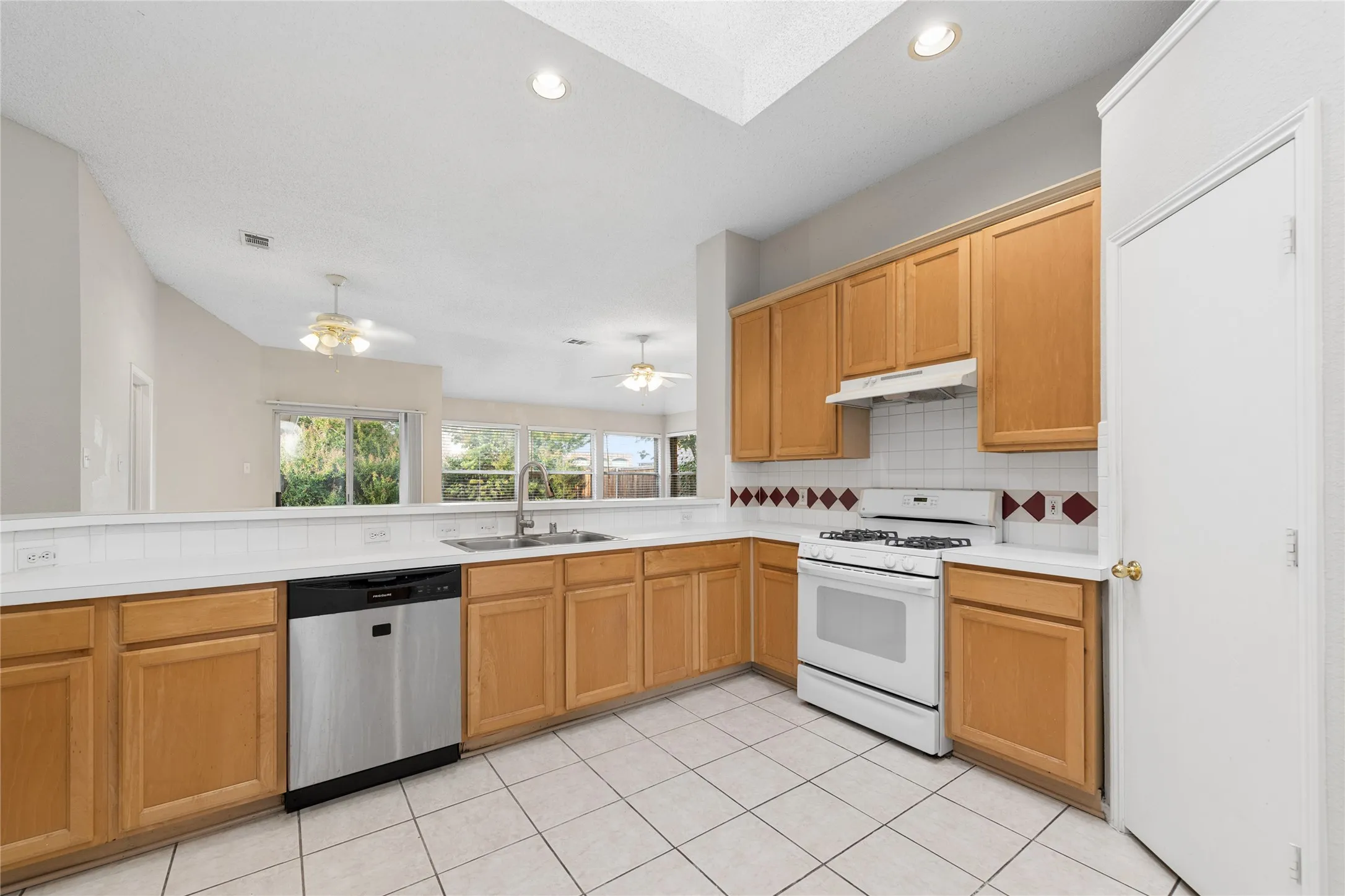 Single Family Residence For Rent in Collin County , 5012 Geranium Court, Mc Kinney, Texas 75070, 3 Bedroom, 2 Bathroom, 2 Garage spaces, 1,832 Sqft, built in 2000, mls#21397382, Real Estate Agent in Mc Kinney, Homes For Rent in Collin county, Homes For Rent in Mc Kinney, Realtor in Mc Kinney Texas, Real Estate Brokerage Independent Realty Texas, Luminita Cordes Realtor