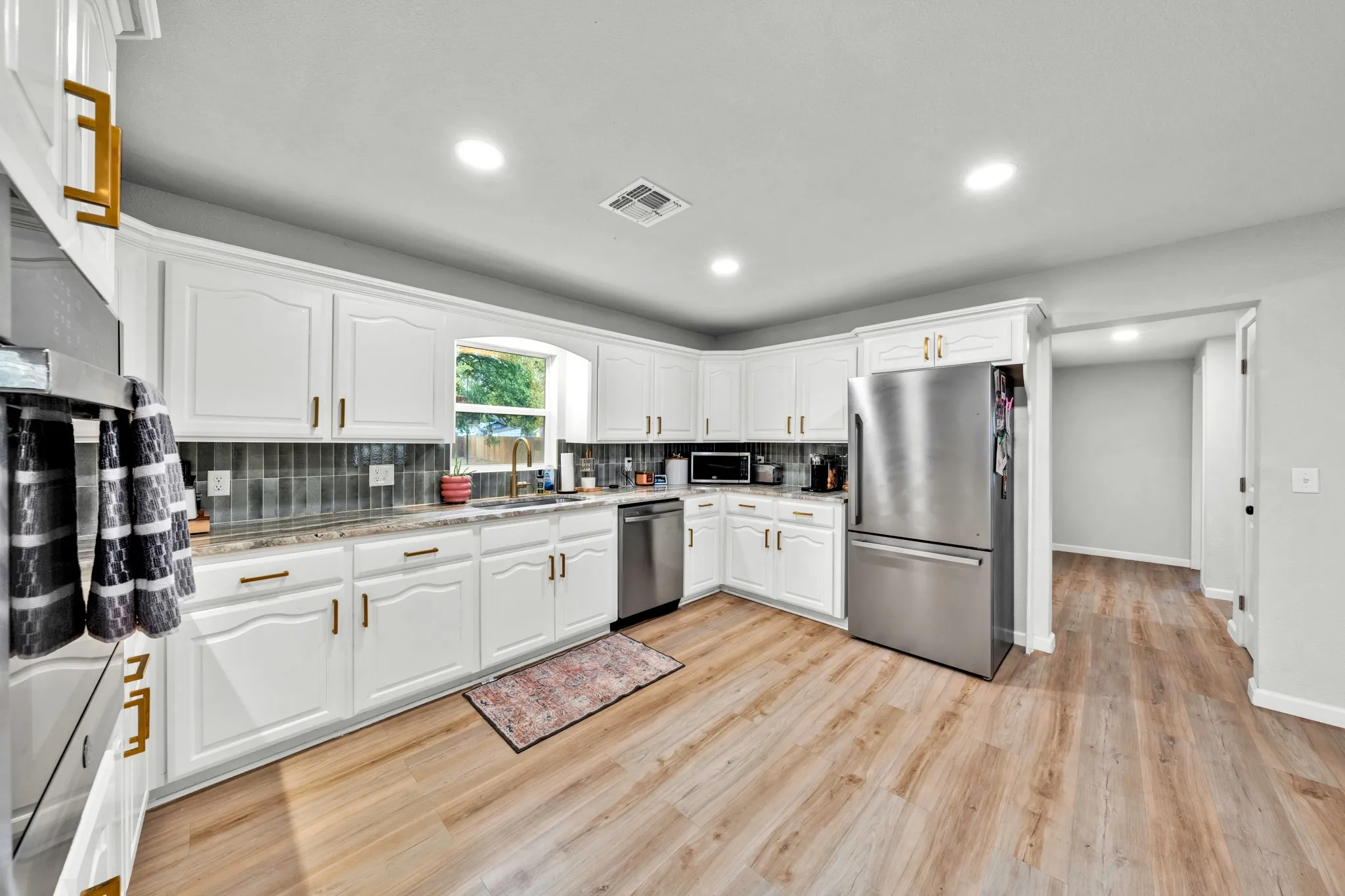 Single Family Residence For Sale in Bowie County , 303 North Ellis, New Boston, Texas 75570, 3 Bedroom, 2 Bathroom, 2 Garage spaces, 2,554 Sqft, built in 1900, mls#21397405, Real Estate Agent in New Boston, Homes For Sale in Bowie county, Homes For Sale in New Boston, Realtor in New Boston Texas, Real Estate Brokerage Independent Realty Texas, Luminita Cordes Realtor