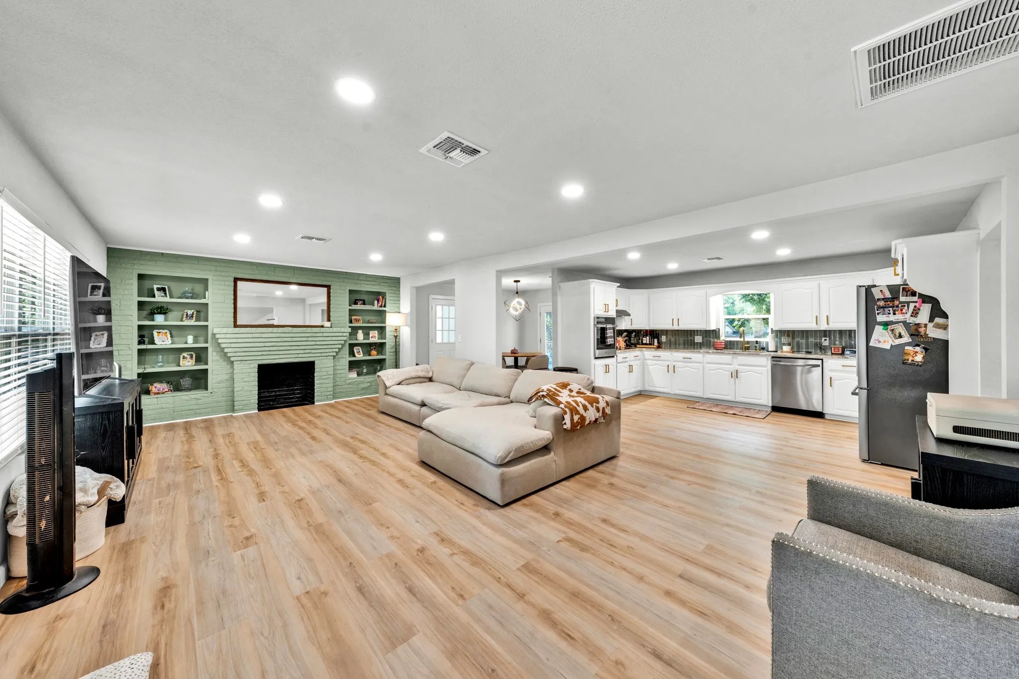 Single Family Residence For Sale in Bowie County , 303 North Ellis, New Boston, Texas 75570, 3 Bedroom, 2 Bathroom, 2 Garage spaces, 2,554 Sqft, built in 1900, mls#21397405, Real Estate Agent in New Boston, Homes For Sale in Bowie county, Homes For Sale in New Boston, Realtor in New Boston Texas, Real Estate Brokerage Independent Realty Texas, Luminita Cordes Realtor