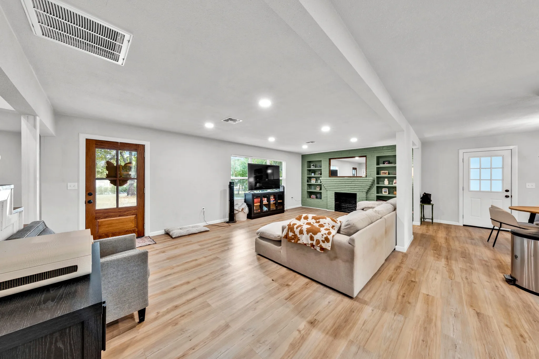 Single Family Residence For Sale in Bowie County , 303 North Ellis, New Boston, Texas 75570, 3 Bedroom, 2 Bathroom, 2 Garage spaces, 2,554 Sqft, built in 1900, mls#21397405, Real Estate Agent in New Boston, Homes For Sale in Bowie county, Homes For Sale in New Boston, Realtor in New Boston Texas, Real Estate Brokerage Independent Realty Texas, Luminita Cordes Realtor