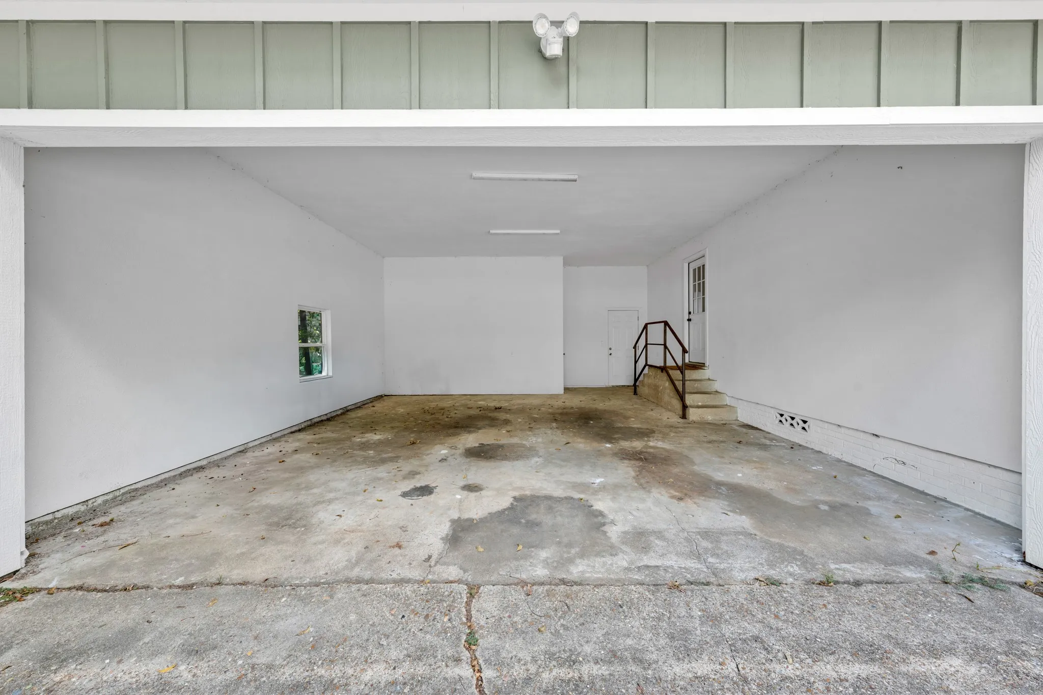 Single Family Residence For Sale in Bowie County , 303 North Ellis, New Boston, Texas 75570, 3 Bedroom, 2 Bathroom, 2 Garage spaces, 2,554 Sqft, built in 1900, mls#21397405, Real Estate Agent in New Boston, Homes For Sale in Bowie county, Homes For Sale in New Boston, Realtor in New Boston Texas, Real Estate Brokerage Independent Realty Texas, Luminita Cordes Realtor