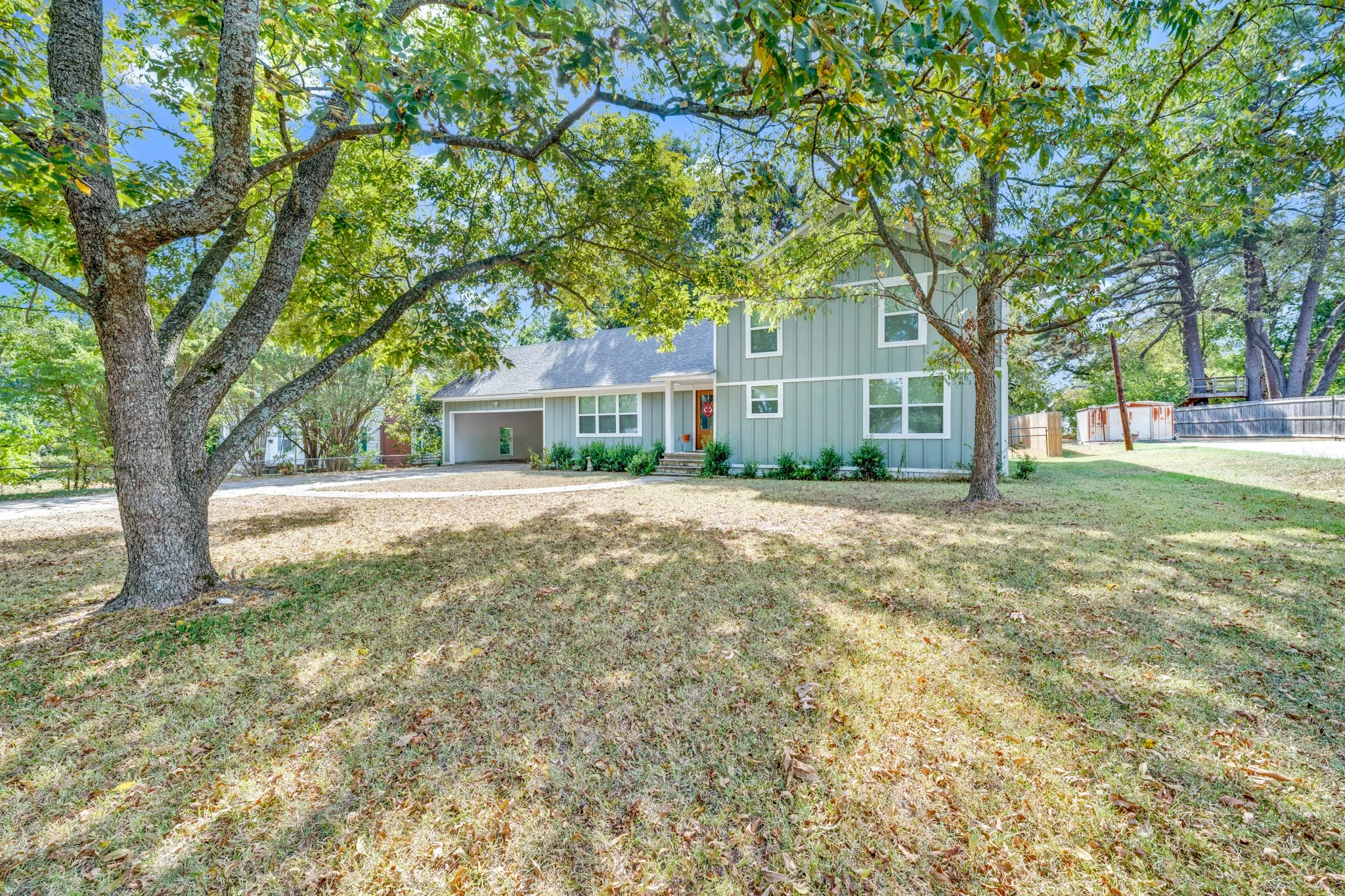 Single Family Residence For Sale in Bowie County , 303 North Ellis, New Boston, Texas 75570, 3 Bedroom, 2 Bathroom, 2 Garage spaces, 2,554 Sqft, built in 1900, mls#21397405, Real Estate Agent in New Boston, Homes For Sale in Bowie county, Homes For Sale in New Boston, Realtor in New Boston Texas, Real Estate Brokerage Independent Realty Texas, Luminita Cordes Realtor