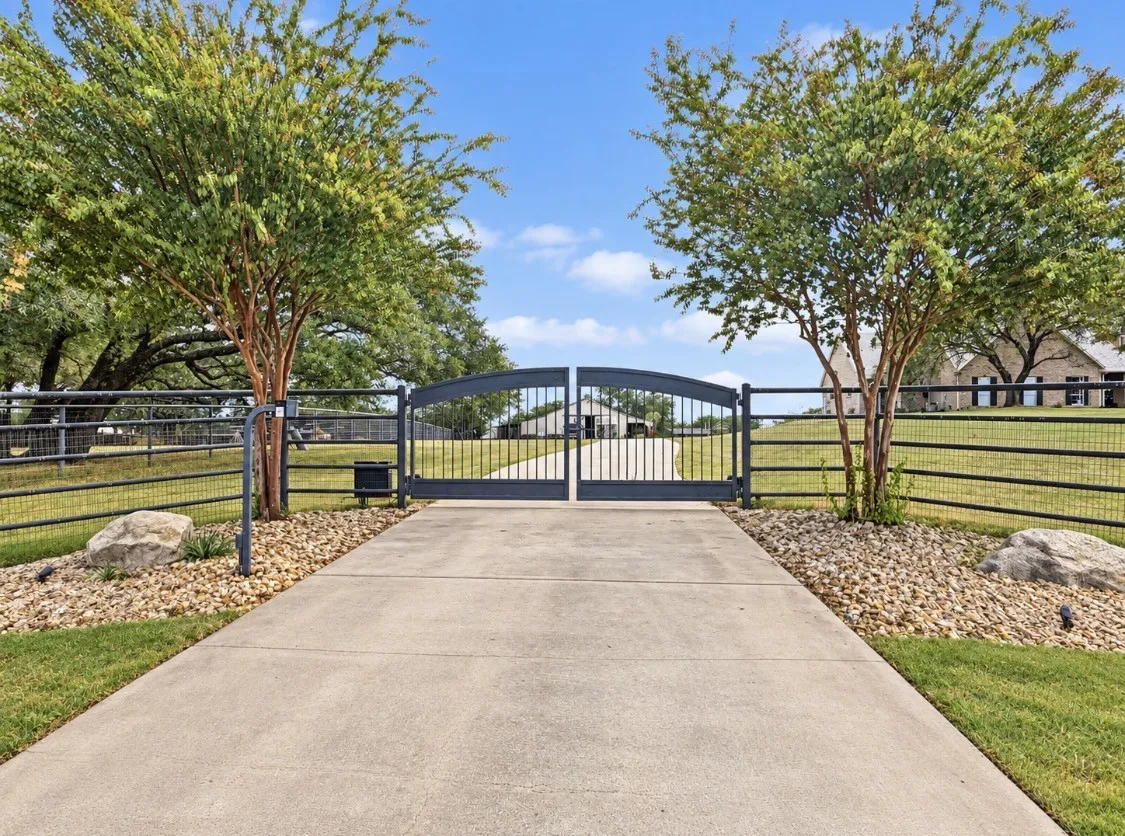 Single Family Residence For Sale in Parker County , 211 Silverado Drive, Weatherford, Texas 76087, 5 Bedroom, 5 Bathroom, 3 Garage spaces, 5,449 Sqft, built in 2007, mls#21394314, Real Estate Agent in Weatherford, Homes For Sale in Parker county, Homes For Sale in Weatherford, Realtor in Weatherford Texas, Real Estate Brokerage Independent Realty Texas, Luminita Cordes Realtor