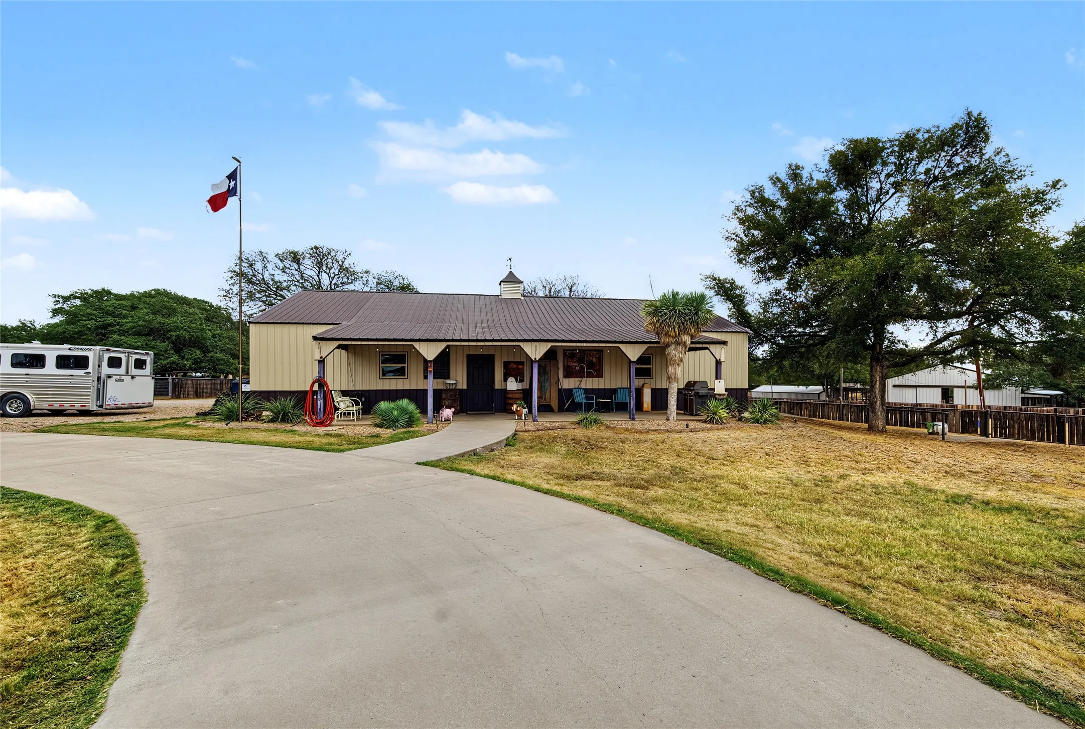 Single Family Residence For Sale in Parker County , 211 Silverado Drive, Weatherford, Texas 76087, 5 Bedroom, 5 Bathroom, 3 Garage spaces, 5,449 Sqft, built in 2007, mls#21394314, Real Estate Agent in Weatherford, Homes For Sale in Parker county, Homes For Sale in Weatherford, Realtor in Weatherford Texas, Real Estate Brokerage Independent Realty Texas, Luminita Cordes Realtor