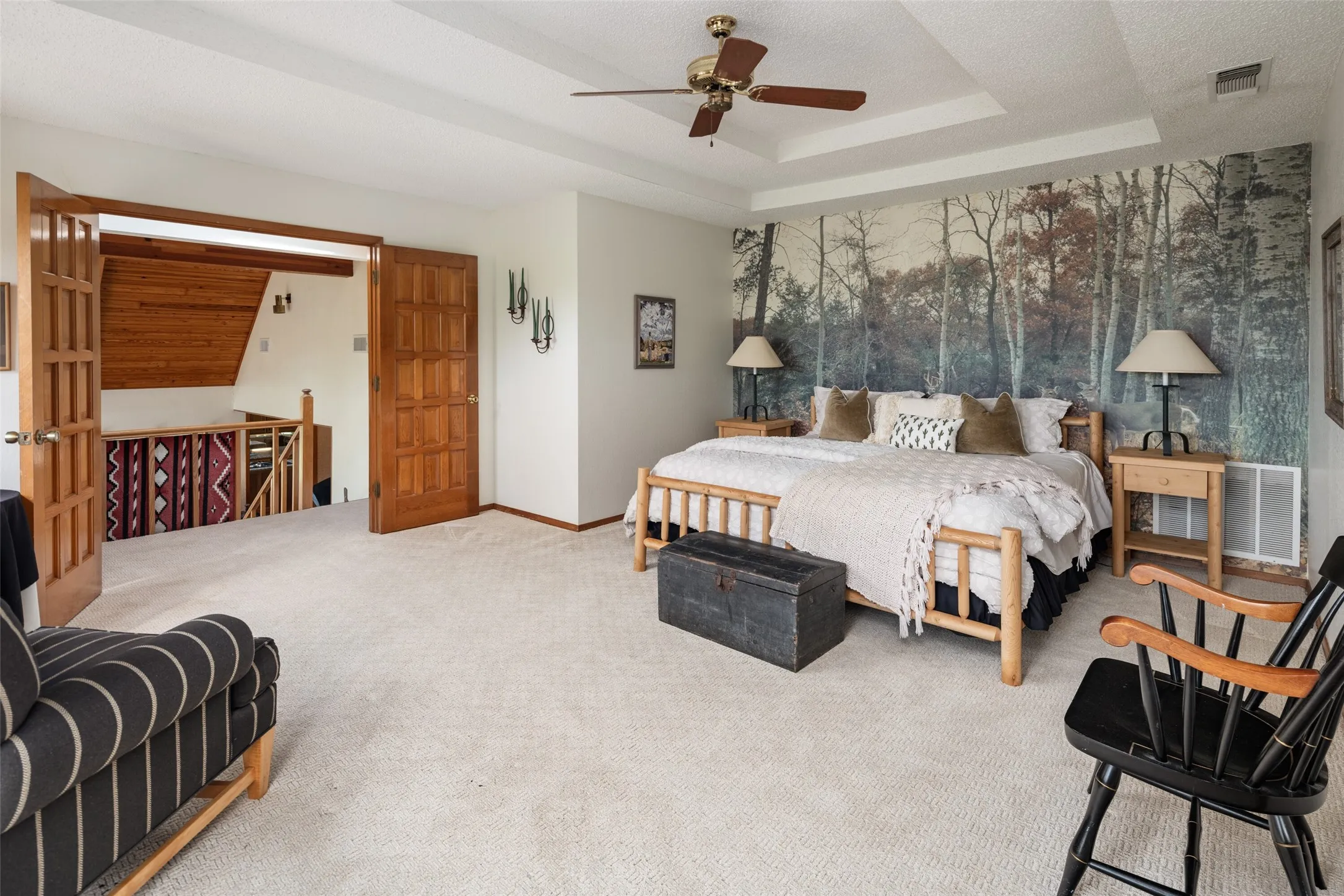 Tray ceiling with central ceiling fan