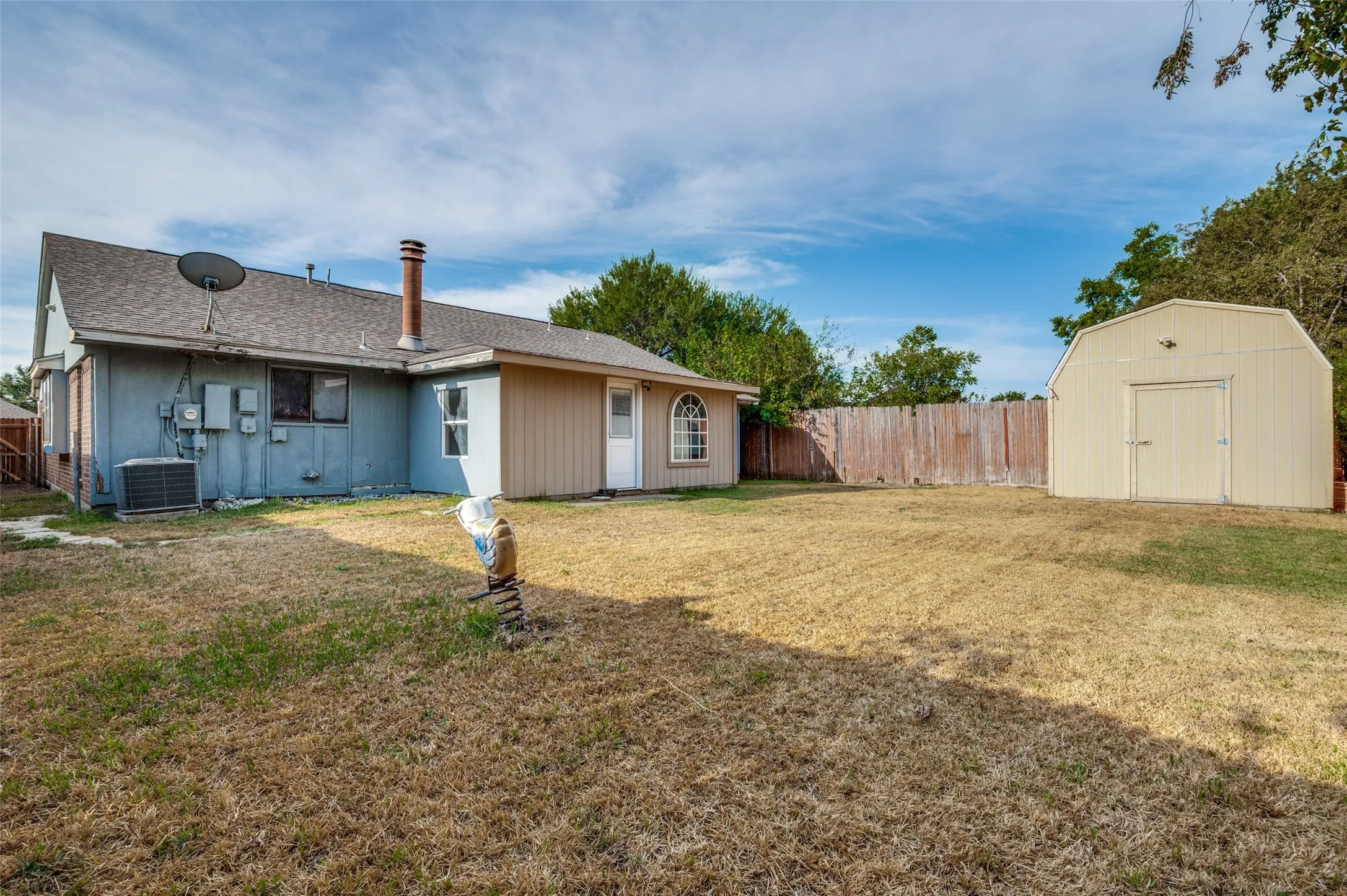 Single Family Residence For Sale in Tarrant County , 2307 Busch Drive, Arlington, Texas 76014, 3 Bedroom, 2 Bathroom, 2 Garage spaces, 1,464 Sqft, built in 1982, mls#21397422, Real Estate Agent in Arlington, Homes For Sale in Tarrant county, Homes For Sale in Arlington, Realtor in Arlington Texas, Real Estate Brokerage Independent Realty Texas, Luminita Cordes Realtor