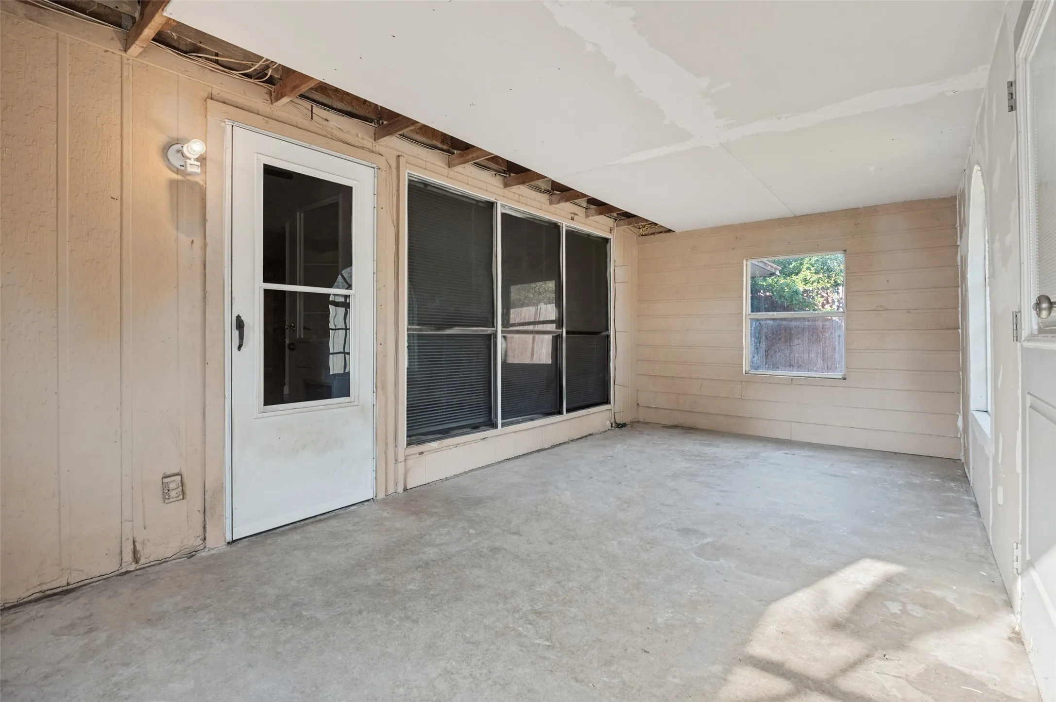 Single Family Residence For Sale in Tarrant County , 2307 Busch Drive, Arlington, Texas 76014, 3 Bedroom, 2 Bathroom, 2 Garage spaces, 1,464 Sqft, built in 1982, mls#21397422, Real Estate Agent in Arlington, Homes For Sale in Tarrant county, Homes For Sale in Arlington, Realtor in Arlington Texas, Real Estate Brokerage Independent Realty Texas, Luminita Cordes Realtor