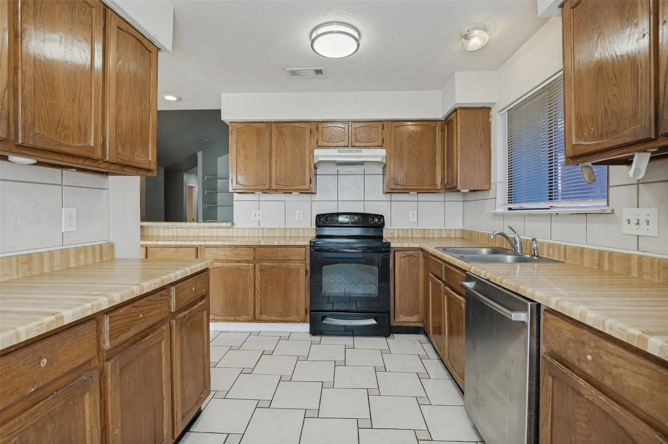 Single Family Residence For Sale in Tarrant County , 2307 Busch Drive, Arlington, Texas 76014, 3 Bedroom, 2 Bathroom, 2 Garage spaces, 1,464 Sqft, built in 1982, mls#21397422, Real Estate Agent in Arlington, Homes For Sale in Tarrant county, Homes For Sale in Arlington, Realtor in Arlington Texas, Real Estate Brokerage Independent Realty Texas, Luminita Cordes Realtor