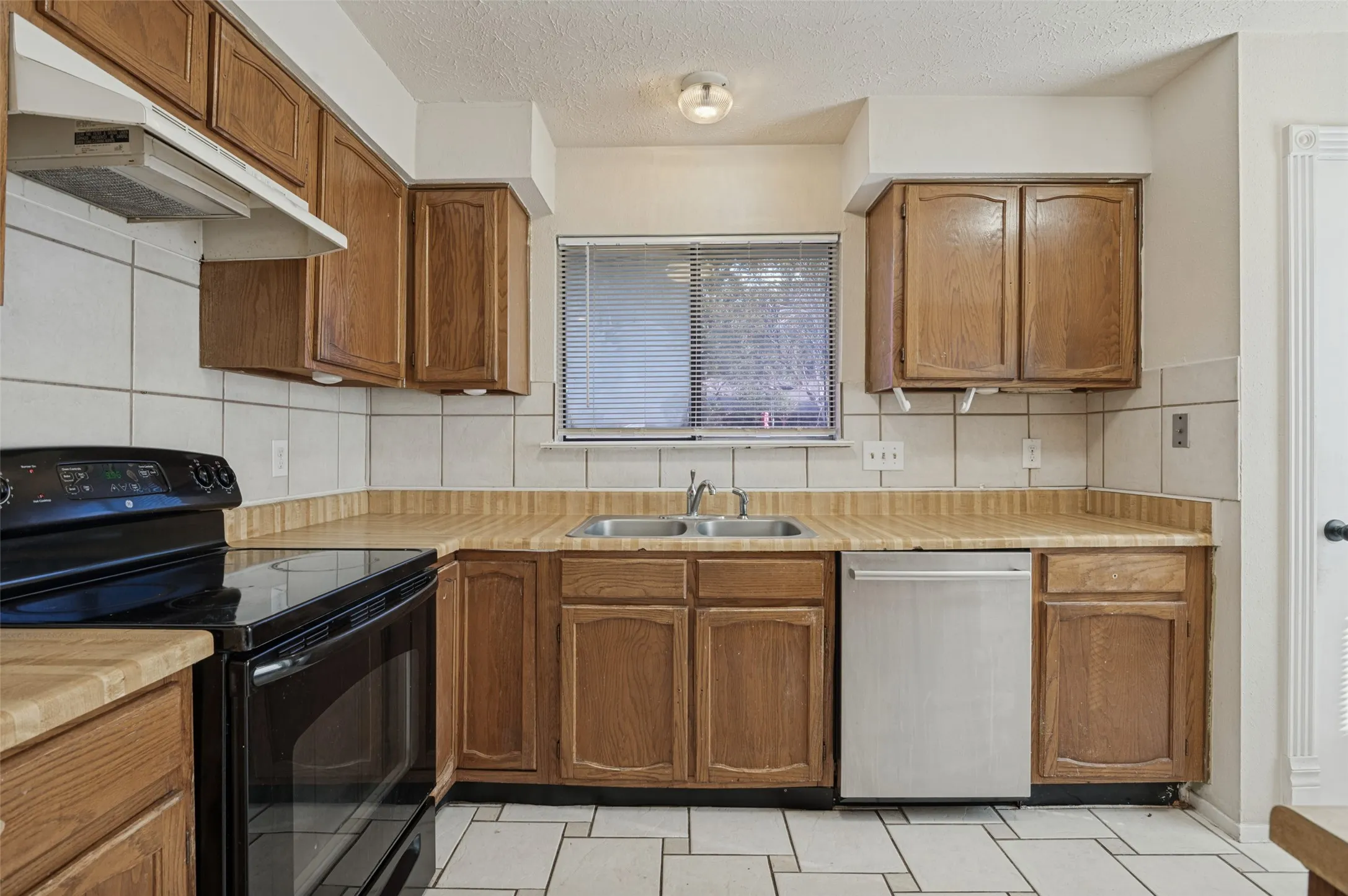 Single Family Residence For Sale in Tarrant County , 2307 Busch Drive, Arlington, Texas 76014, 3 Bedroom, 2 Bathroom, 2 Garage spaces, 1,464 Sqft, built in 1982, mls#21397422, Real Estate Agent in Arlington, Homes For Sale in Tarrant county, Homes For Sale in Arlington, Realtor in Arlington Texas, Real Estate Brokerage Independent Realty Texas, Luminita Cordes Realtor