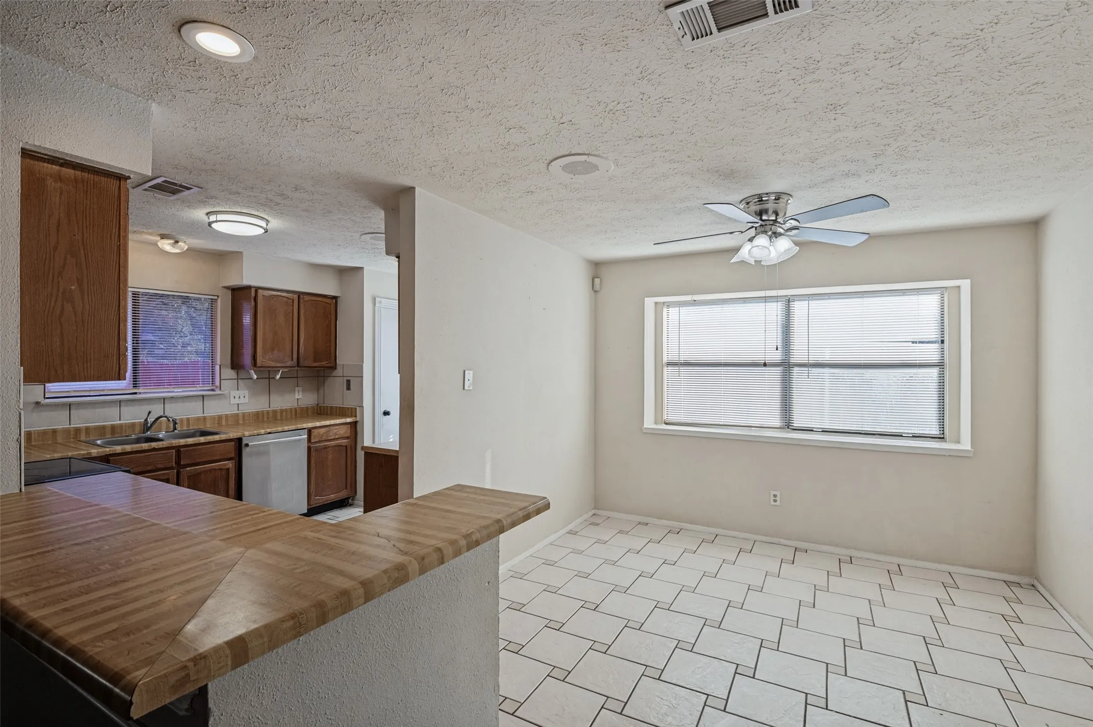 Single Family Residence For Sale in Tarrant County , 2307 Busch Drive, Arlington, Texas 76014, 3 Bedroom, 2 Bathroom, 2 Garage spaces, 1,464 Sqft, built in 1982, mls#21397422, Real Estate Agent in Arlington, Homes For Sale in Tarrant county, Homes For Sale in Arlington, Realtor in Arlington Texas, Real Estate Brokerage Independent Realty Texas, Luminita Cordes Realtor