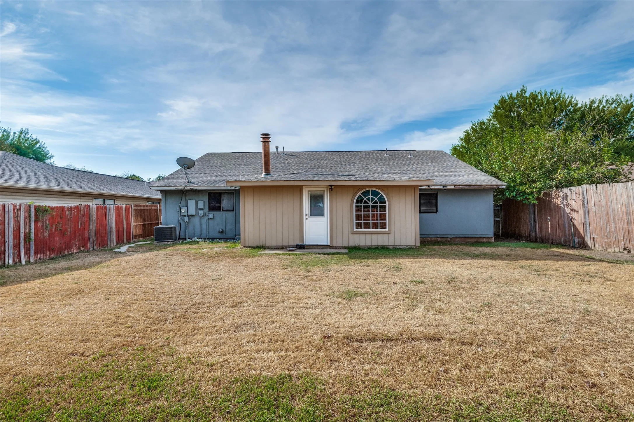 Single Family Residence For Sale in Tarrant County , 2307 Busch Drive, Arlington, Texas 76014, 3 Bedroom, 2 Bathroom, 2 Garage spaces, 1,464 Sqft, built in 1982, mls#21397422, Real Estate Agent in Arlington, Homes For Sale in Tarrant county, Homes For Sale in Arlington, Realtor in Arlington Texas, Real Estate Brokerage Independent Realty Texas, Luminita Cordes Realtor