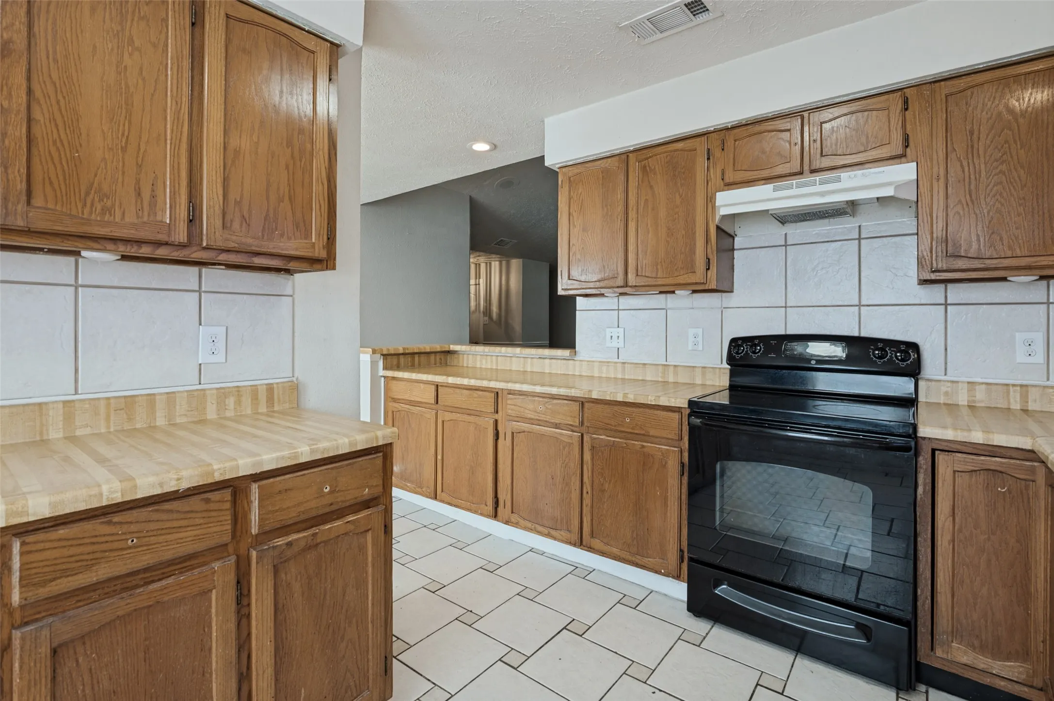 Single Family Residence For Sale in Tarrant County , 2307 Busch Drive, Arlington, Texas 76014, 3 Bedroom, 2 Bathroom, 2 Garage spaces, 1,464 Sqft, built in 1982, mls#21397422, Real Estate Agent in Arlington, Homes For Sale in Tarrant county, Homes For Sale in Arlington, Realtor in Arlington Texas, Real Estate Brokerage Independent Realty Texas, Luminita Cordes Realtor