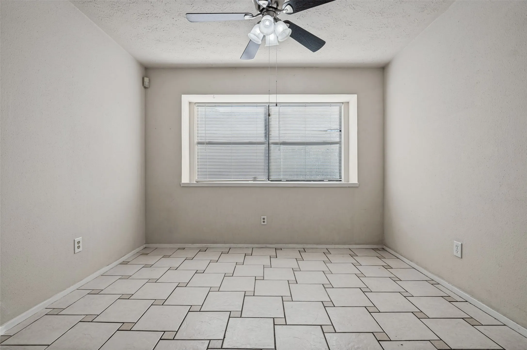 Single Family Residence For Sale in Tarrant County , 2307 Busch Drive, Arlington, Texas 76014, 3 Bedroom, 2 Bathroom, 2 Garage spaces, 1,464 Sqft, built in 1982, mls#21397422, Real Estate Agent in Arlington, Homes For Sale in Tarrant county, Homes For Sale in Arlington, Realtor in Arlington Texas, Real Estate Brokerage Independent Realty Texas, Luminita Cordes Realtor
